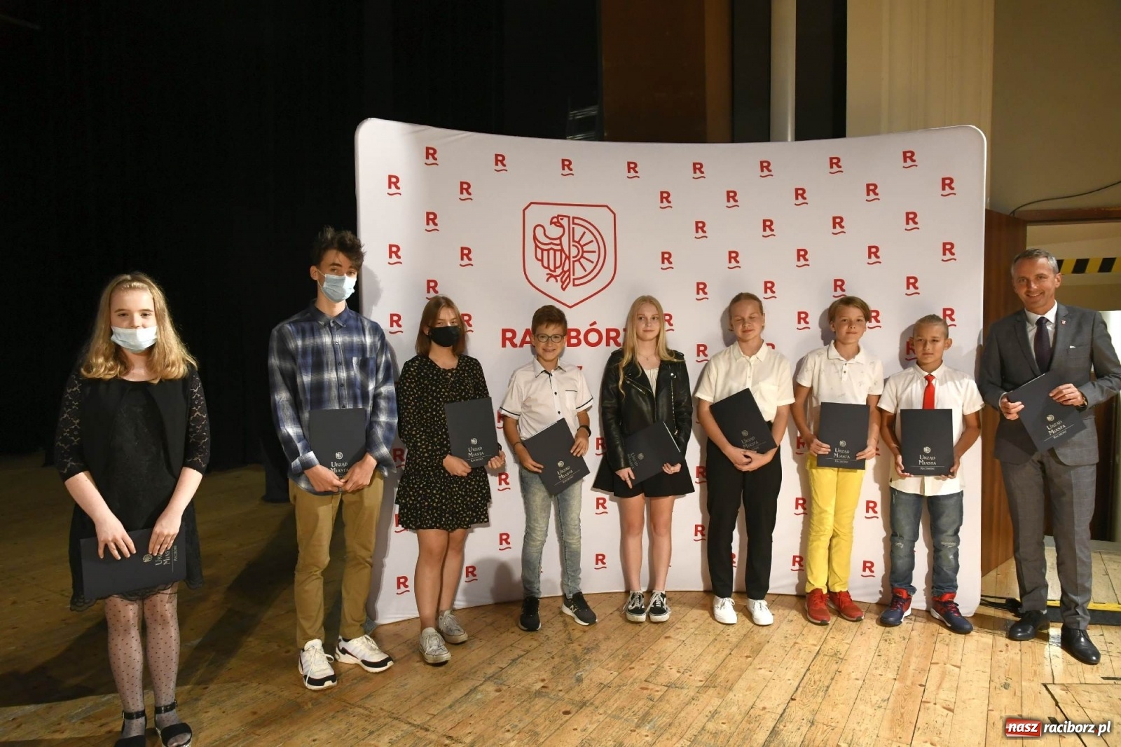 Zdjęcie w galerii na portalu naszraciborz.pl: Prymuski i prymusi raciborskich szkół z dyplomami od prezydenta [FOTO i WIDEO] wiadomości z regionu