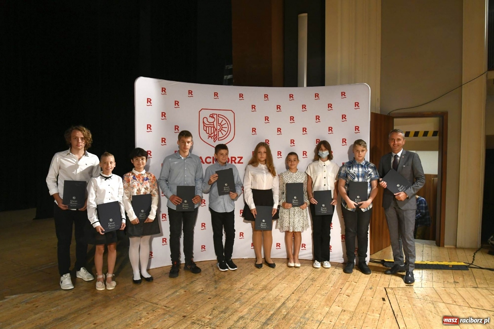 Zdjęcie w galerii na portalu naszraciborz.pl: Prymuski i prymusi raciborskich szkół z dyplomami od prezydenta [FOTO i WIDEO] wiadomości z regionu