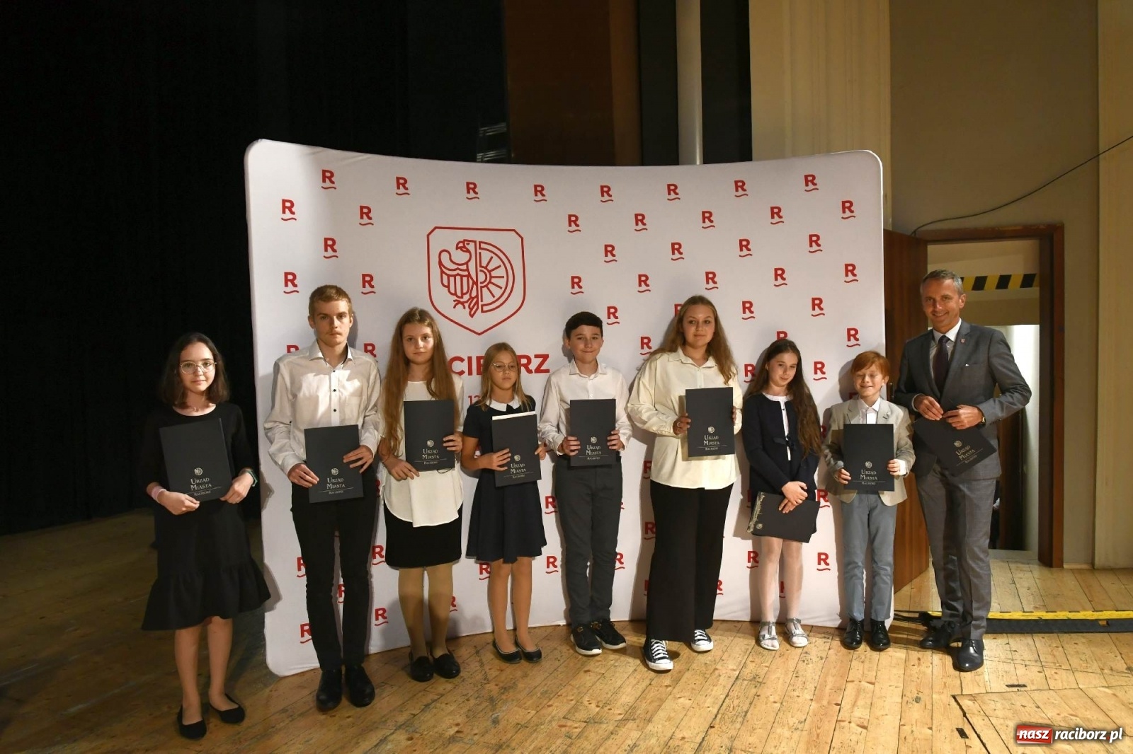 Zdjęcie w galerii na portalu naszraciborz.pl: Prymuski i prymusi raciborskich szkół z dyplomami od prezydenta [FOTO i WIDEO] wiadomości z regionu