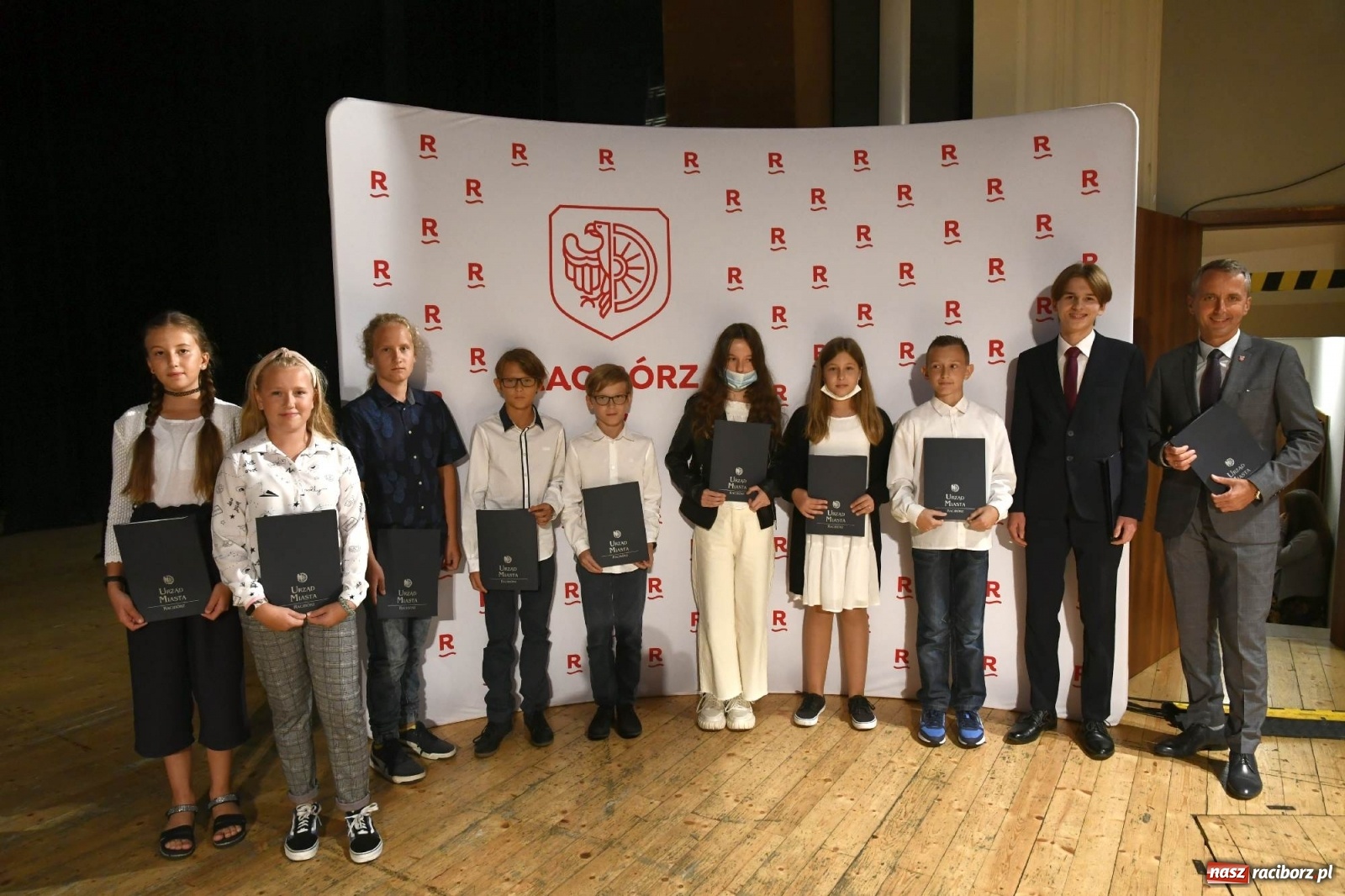 Zdjęcie w galerii na portalu naszraciborz.pl: Prymuski i prymusi raciborskich szkół z dyplomami od prezydenta [FOTO i WIDEO] wiadomości z regionu