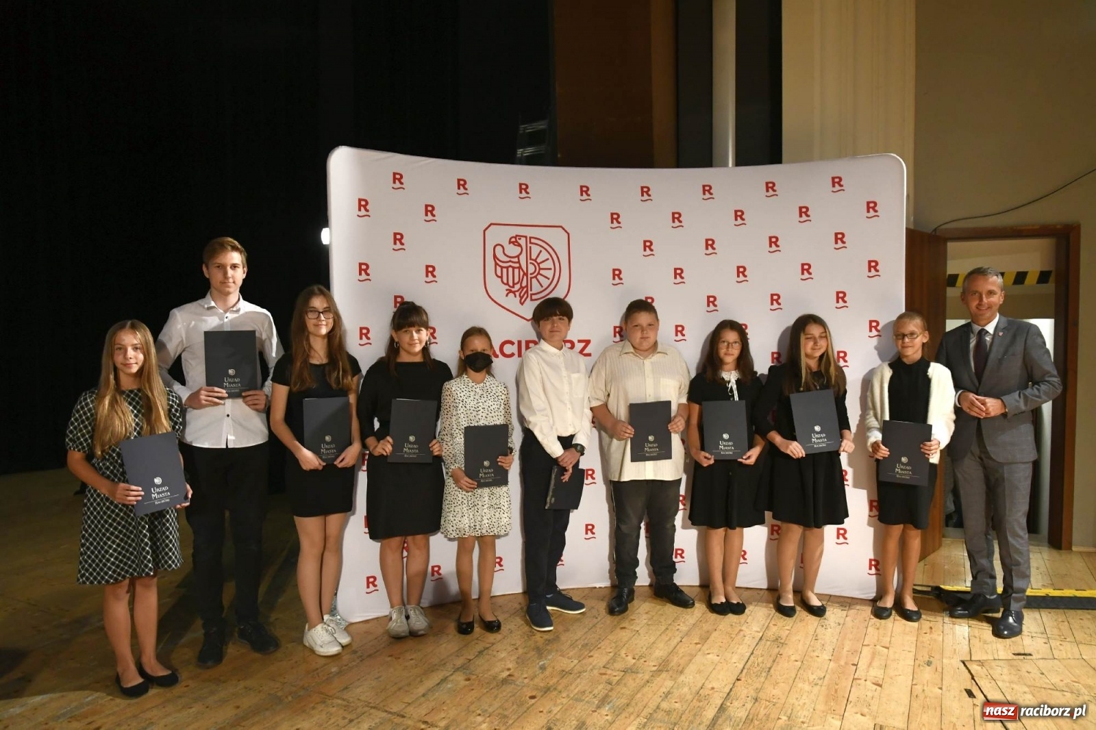 Zdjęcie w galerii na portalu naszraciborz.pl: Prymuski i prymusi raciborskich szkół z dyplomami od prezydenta [FOTO i WIDEO] wiadomości z regionu