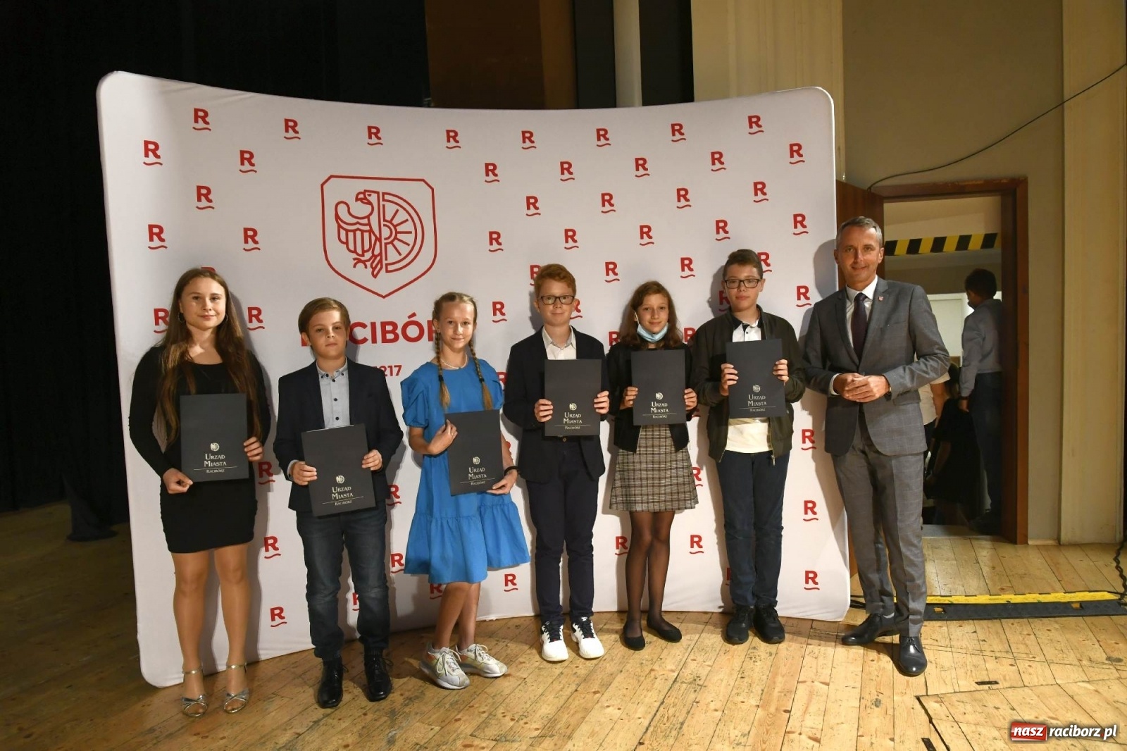 Zdjęcie w galerii na portalu naszraciborz.pl: Prymuski i prymusi raciborskich szkół z dyplomami od prezydenta [FOTO i WIDEO] wiadomości z regionu