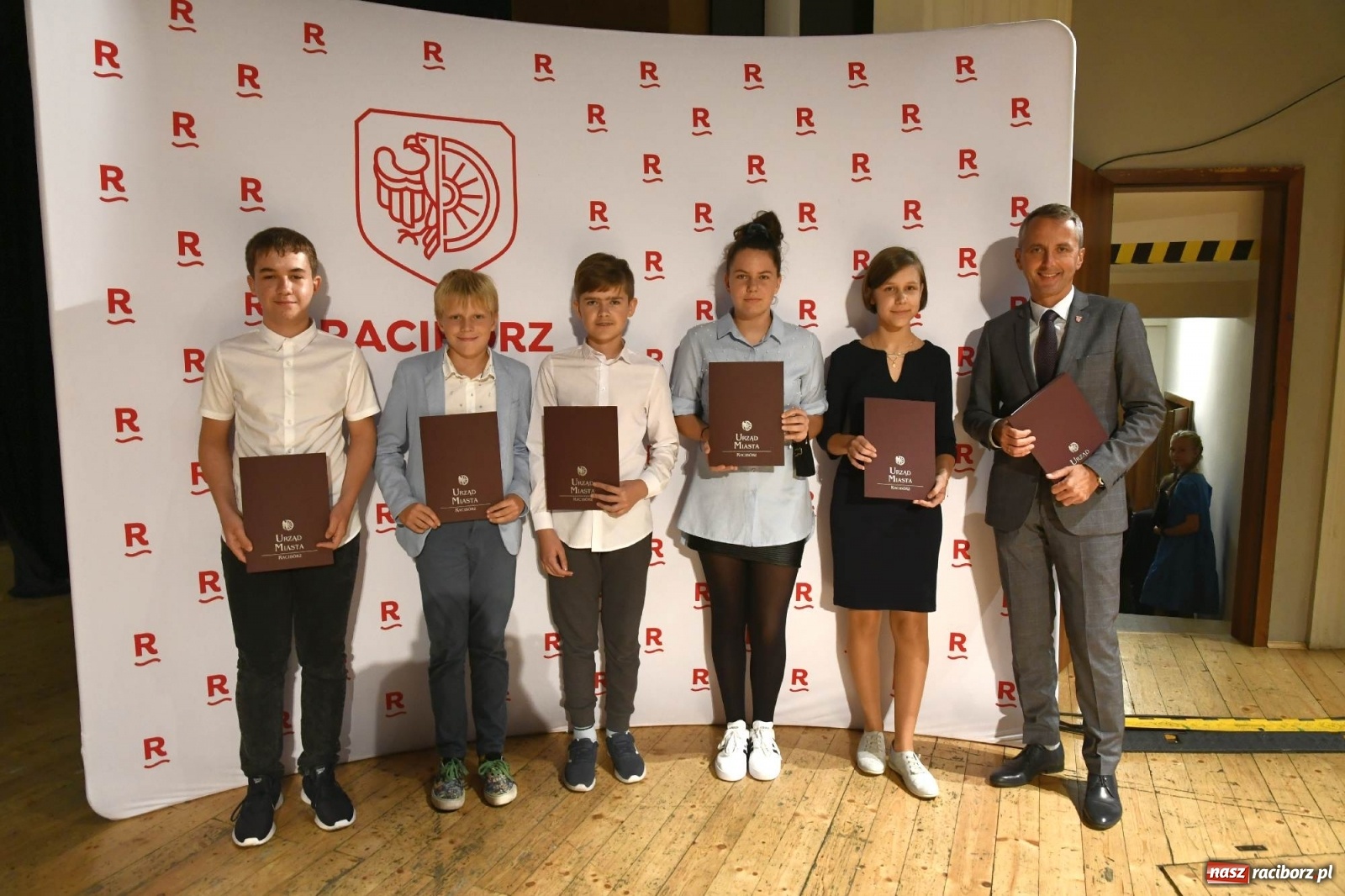 Zdjęcie w galerii na portalu naszraciborz.pl: Prymuski i prymusi raciborskich szkół z dyplomami od prezydenta [FOTO i WIDEO] wiadomości z regionu