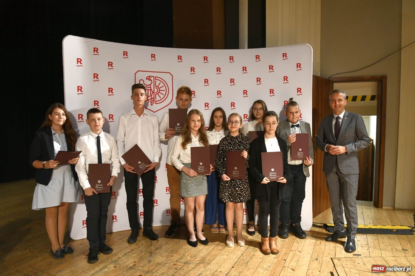 Zdjęcie w galerii na portalu naszraciborz.pl: Prymuski i prymusi raciborskich szkół z dyplomami od prezydenta [FOTO i WIDEO] wiadomości z regionu