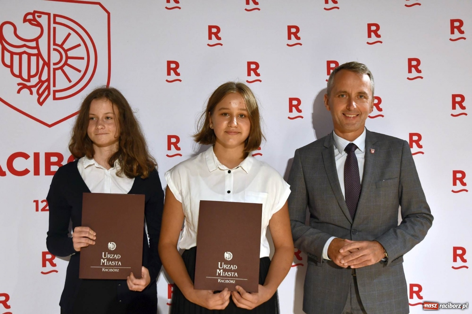 Zdjęcie w galerii na portalu naszraciborz.pl: Prymuski i prymusi raciborskich szkół z dyplomami od prezydenta [FOTO i WIDEO] wiadomości z regionu