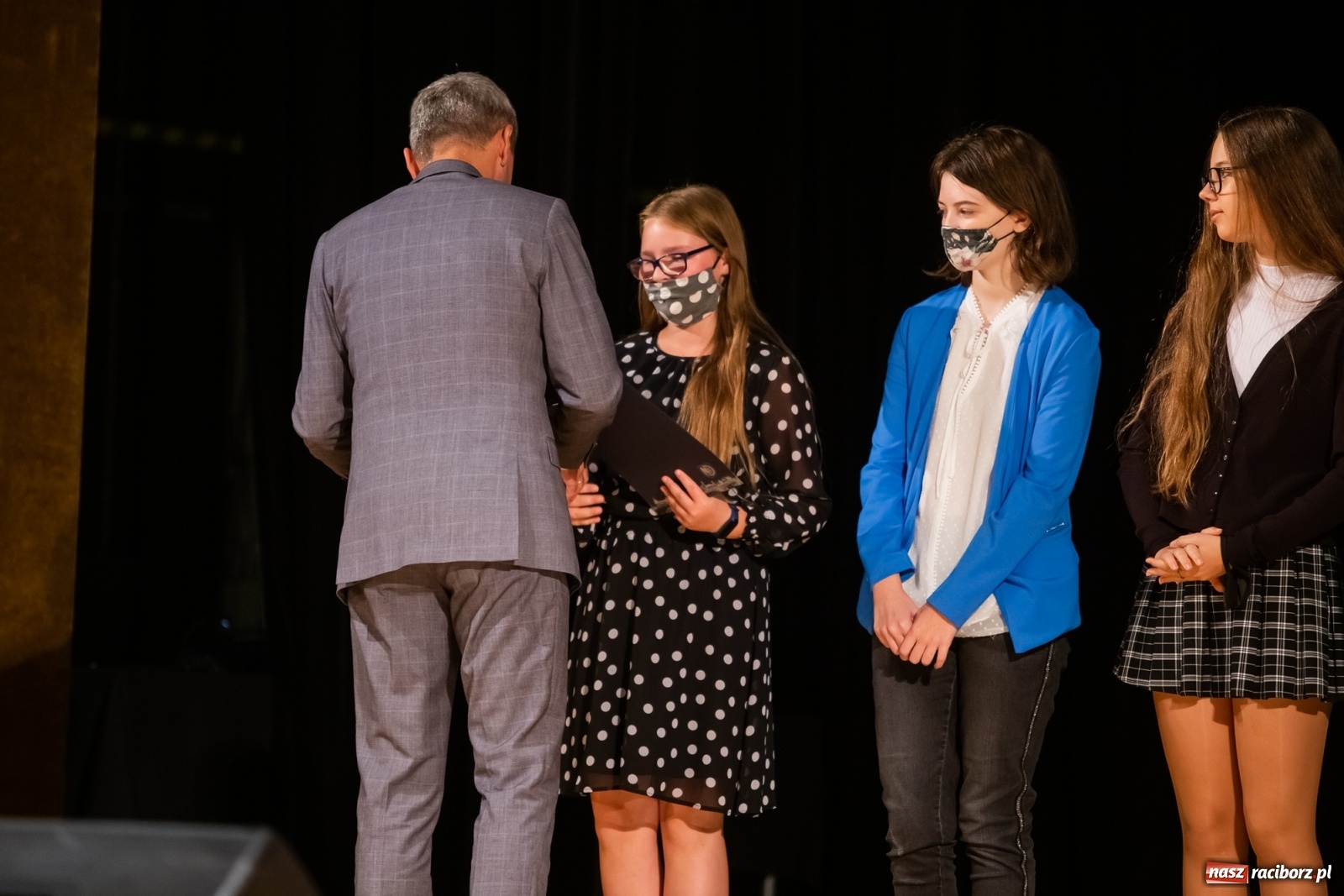 Zdjęcie w galerii na portalu naszraciborz.pl: Prymuski i prymusi raciborskich szkół z dyplomami od prezydenta [FOTO i WIDEO] wiadomości z regionu