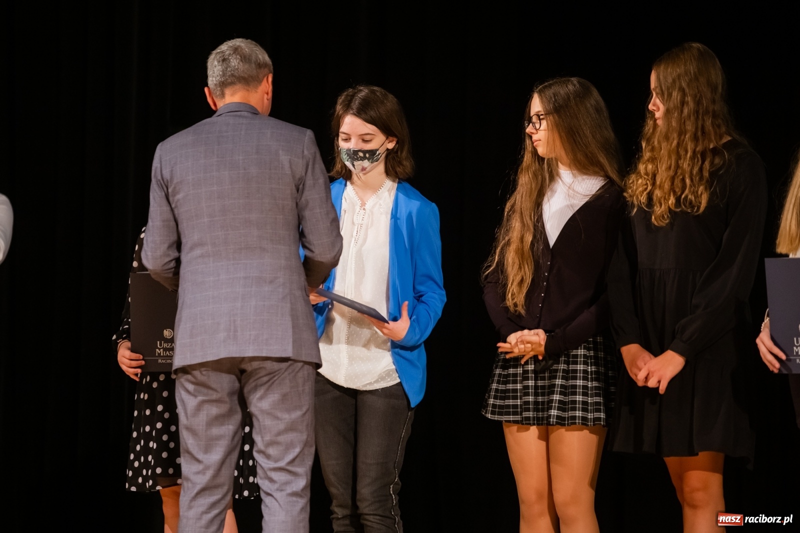 Zdjęcie w galerii na portalu naszraciborz.pl: Prymuski i prymusi raciborskich szkół z dyplomami od prezydenta [FOTO i WIDEO] wiadomości z regionu