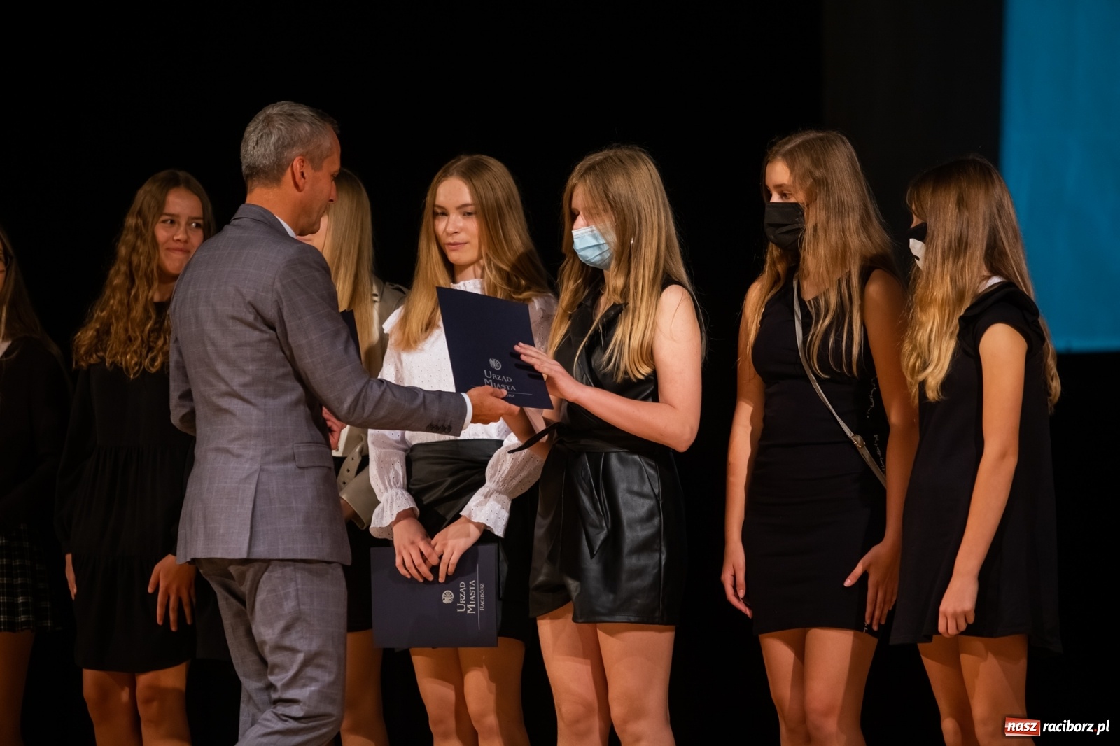 Zdjęcie w galerii na portalu naszraciborz.pl: Prymuski i prymusi raciborskich szkół z dyplomami od prezydenta [FOTO i WIDEO] wiadomości z regionu