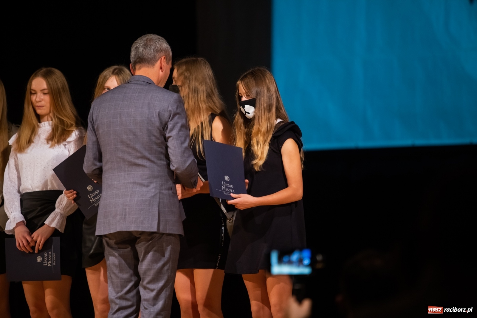 Zdjęcie w galerii na portalu naszraciborz.pl: Prymuski i prymusi raciborskich szkół z dyplomami od prezydenta [FOTO i WIDEO] wiadomości z regionu