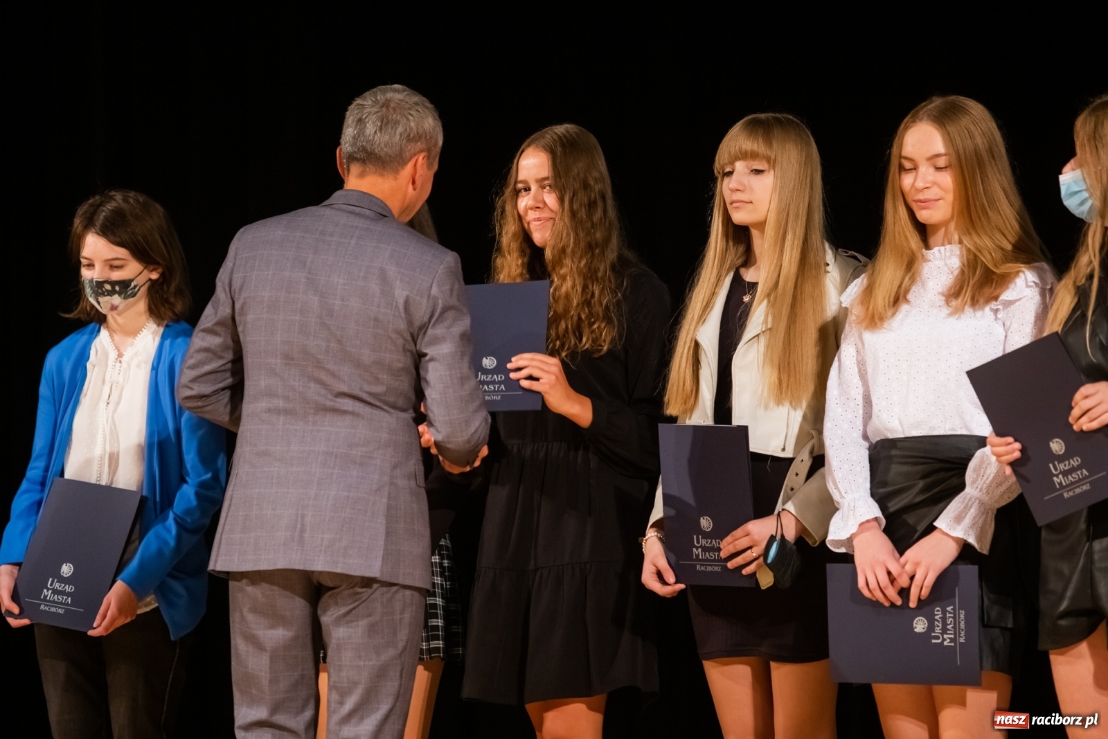 Zdjęcie w galerii na portalu naszraciborz.pl: Prymuski i prymusi raciborskich szkół z dyplomami od prezydenta [FOTO i WIDEO] wiadomości z regionu