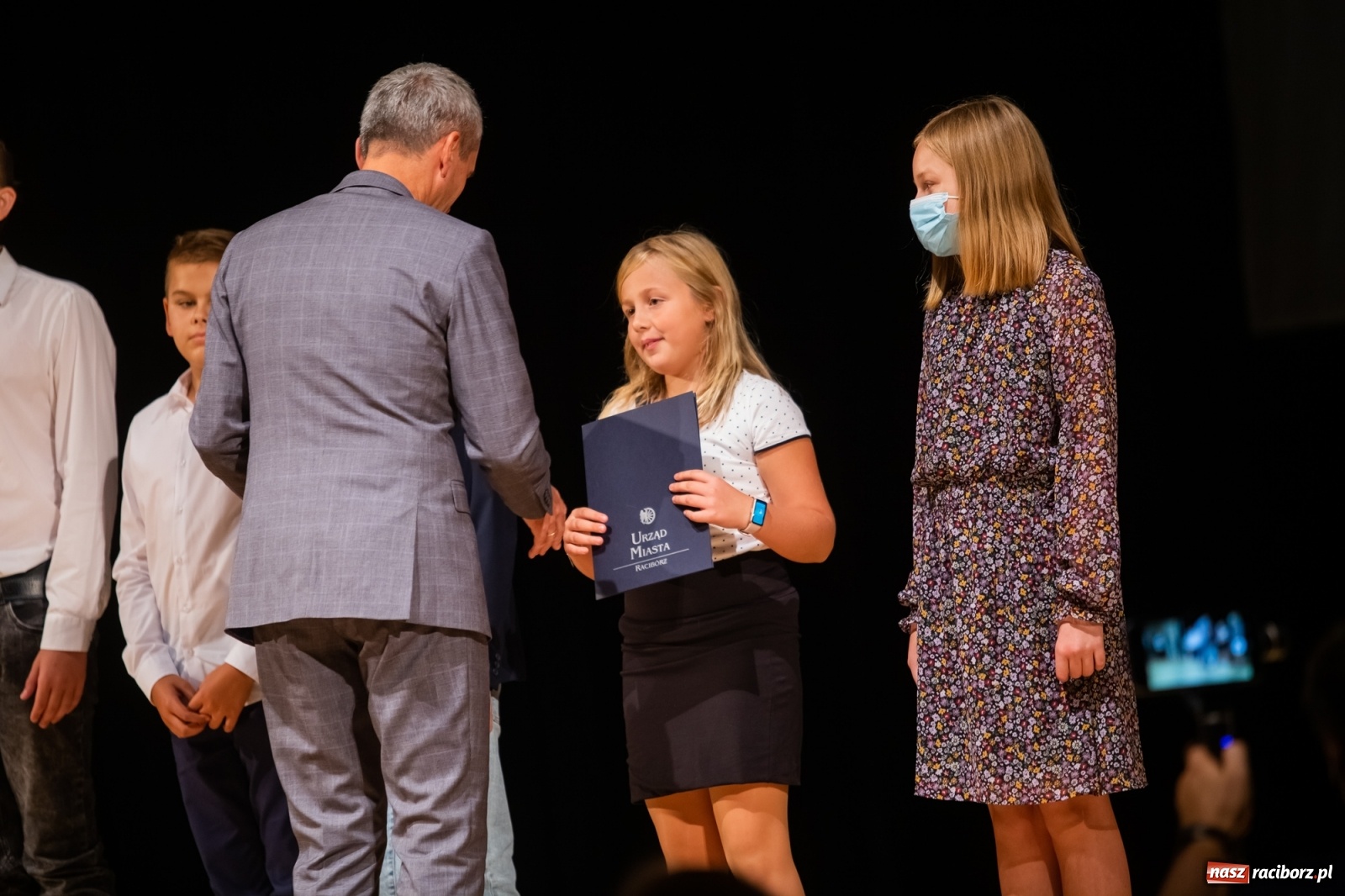 Zdjęcie w galerii na portalu naszraciborz.pl: Prymuski i prymusi raciborskich szkół z dyplomami od prezydenta [FOTO i WIDEO] wiadomości z regionu