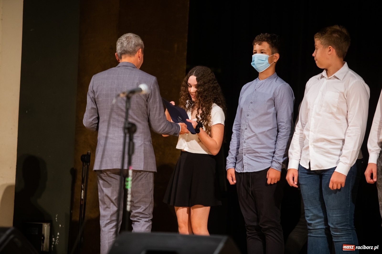 Zdjęcie w galerii na portalu naszraciborz.pl: Prymuski i prymusi raciborskich szkół z dyplomami od prezydenta [FOTO i WIDEO] wiadomości z regionu