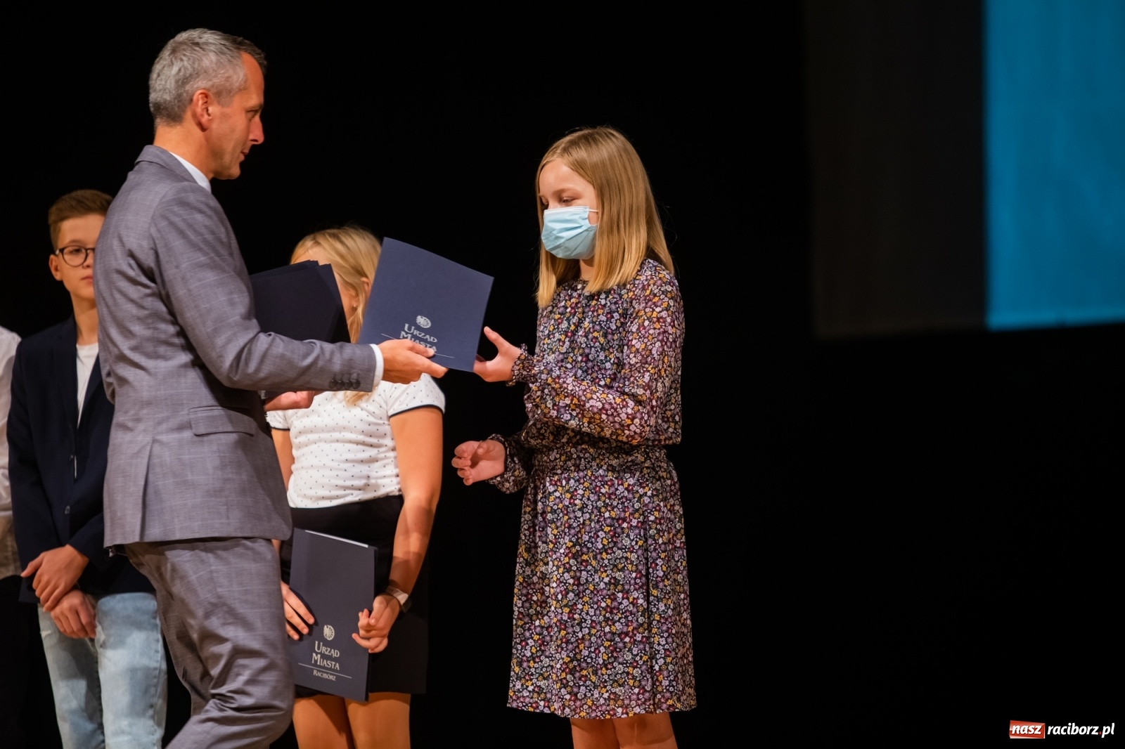 Zdjęcie w galerii na portalu naszraciborz.pl: Prymuski i prymusi raciborskich szkół z dyplomami od prezydenta [FOTO i WIDEO] wiadomości z regionu
