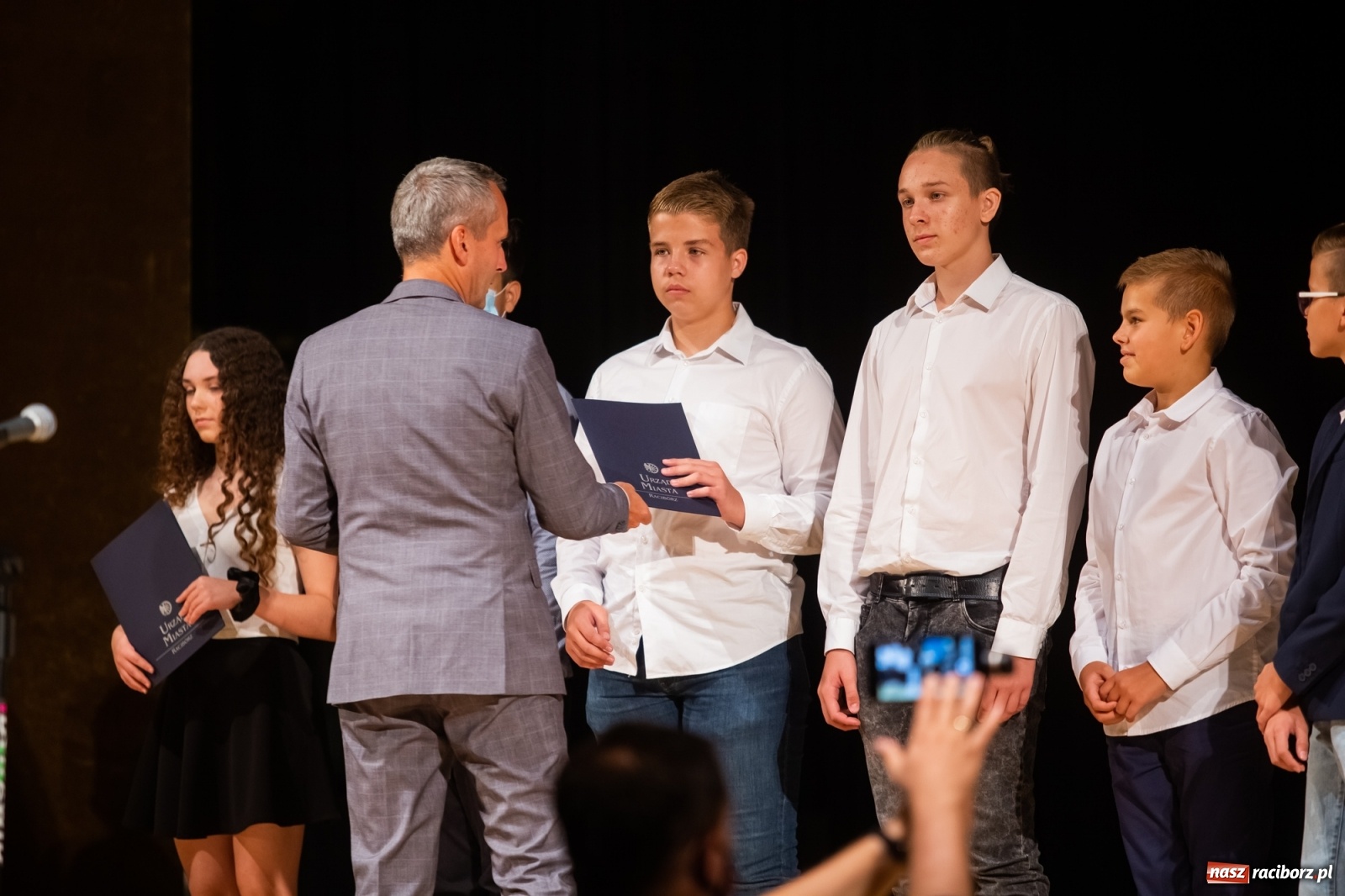 Zdjęcie w galerii na portalu naszraciborz.pl: Prymuski i prymusi raciborskich szkół z dyplomami od prezydenta [FOTO i WIDEO] wiadomości z regionu