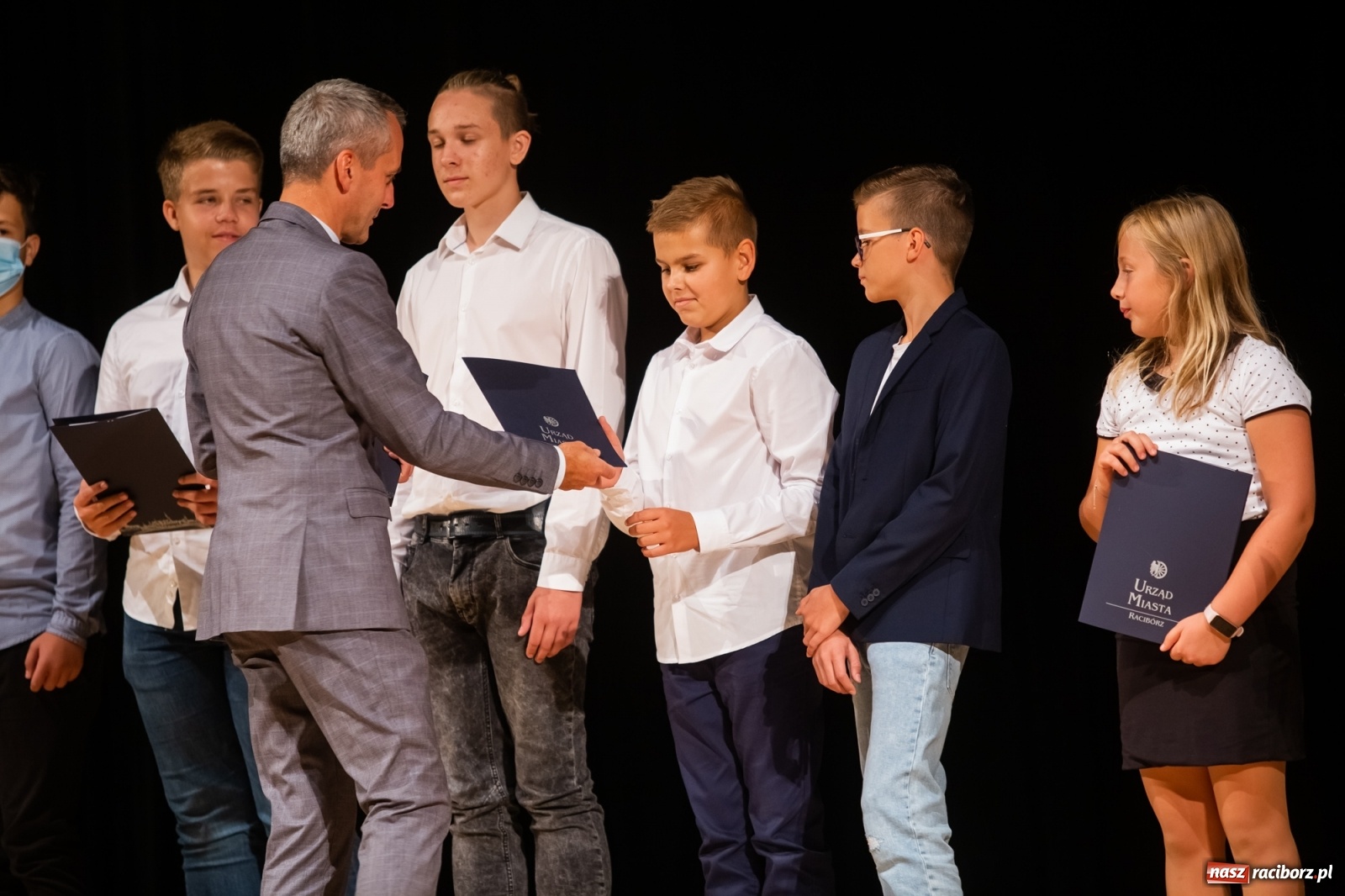 Zdjęcie w galerii na portalu naszraciborz.pl: Prymuski i prymusi raciborskich szkół z dyplomami od prezydenta [FOTO i WIDEO] wiadomości z regionu