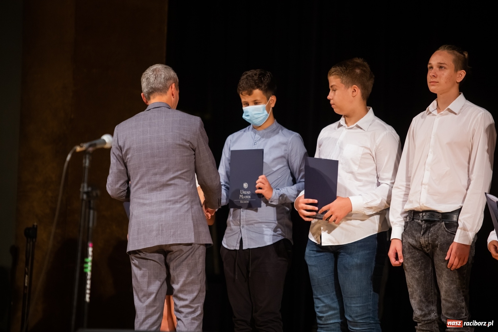 Zdjęcie w galerii na portalu naszraciborz.pl: Prymuski i prymusi raciborskich szkół z dyplomami od prezydenta [FOTO i WIDEO] wiadomości z regionu