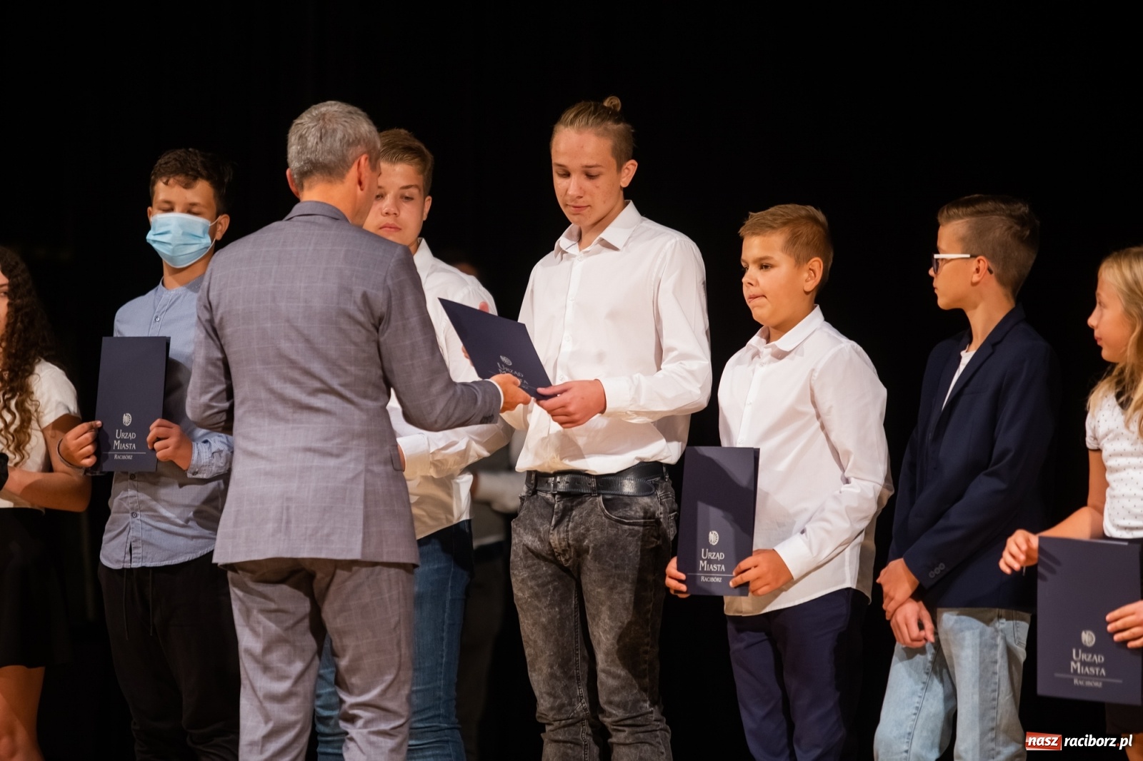 Zdjęcie w galerii na portalu naszraciborz.pl: Prymuski i prymusi raciborskich szkół z dyplomami od prezydenta [FOTO i WIDEO] wiadomości z regionu