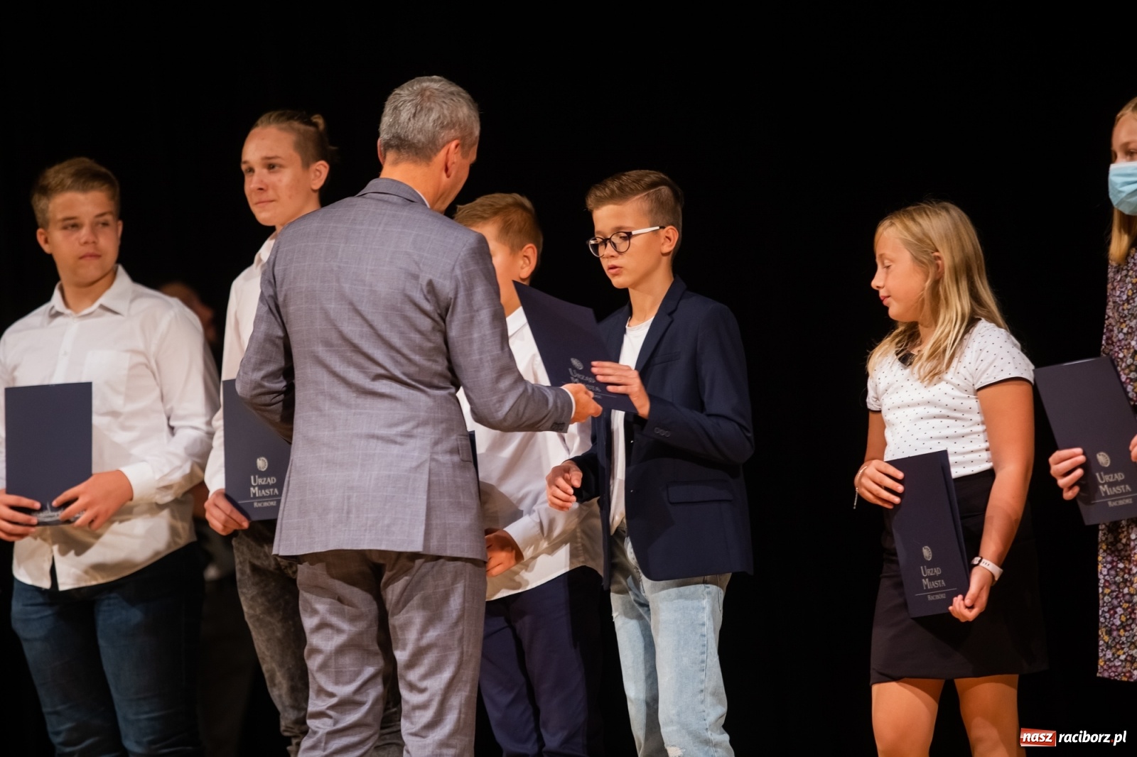 Zdjęcie w galerii na portalu naszraciborz.pl: Prymuski i prymusi raciborskich szkół z dyplomami od prezydenta [FOTO i WIDEO] wiadomości z regionu