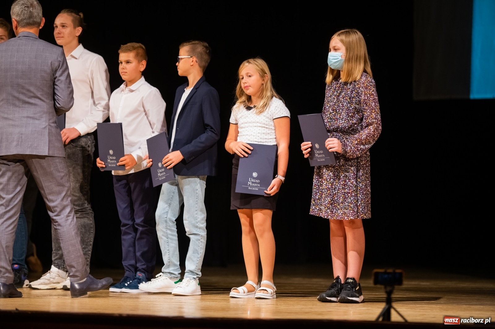 Zdjęcie w galerii na portalu naszraciborz.pl: Prymuski i prymusi raciborskich szkół z dyplomami od prezydenta [FOTO i WIDEO] wiadomości z regionu