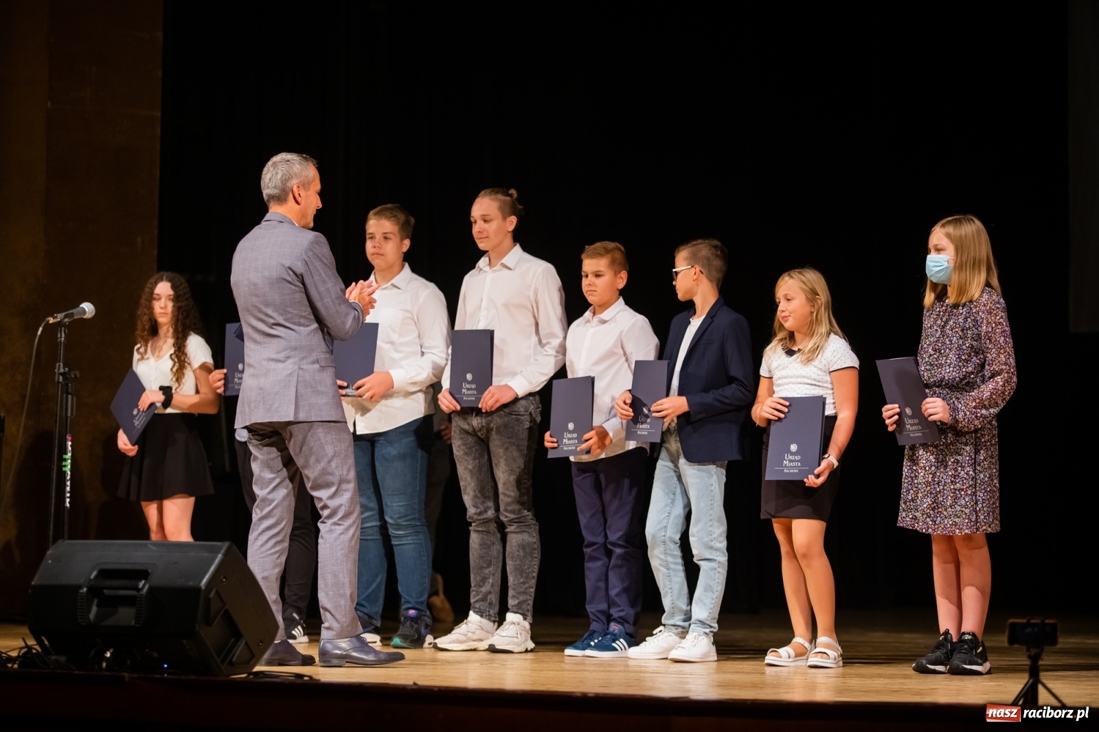 Zdjęcie w galerii na portalu naszraciborz.pl: Prymuski i prymusi raciborskich szkół z dyplomami od prezydenta [FOTO i WIDEO] wiadomości z regionu