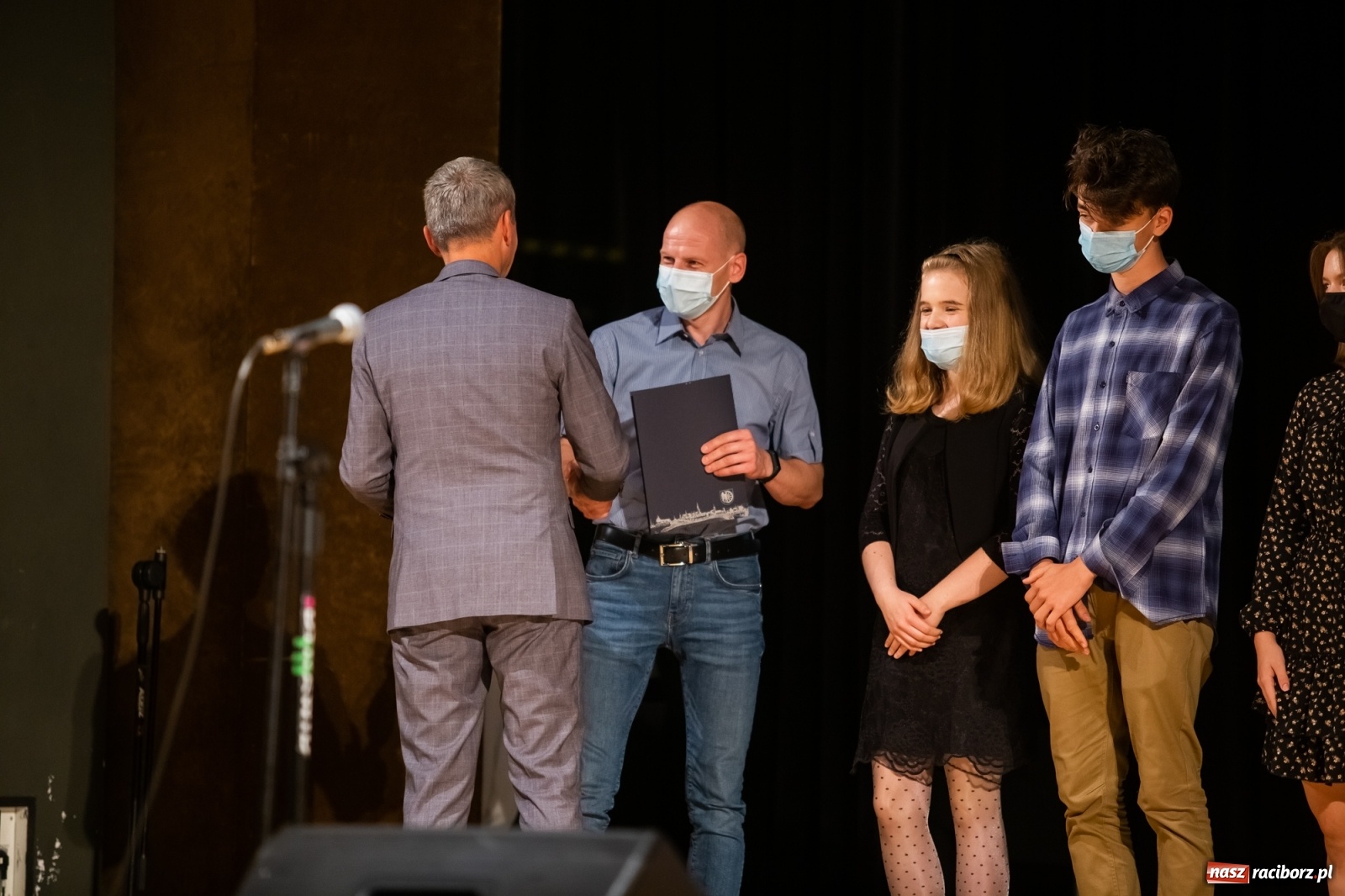 Zdjęcie w galerii na portalu naszraciborz.pl: Prymuski i prymusi raciborskich szkół z dyplomami od prezydenta [FOTO i WIDEO] wiadomości z regionu