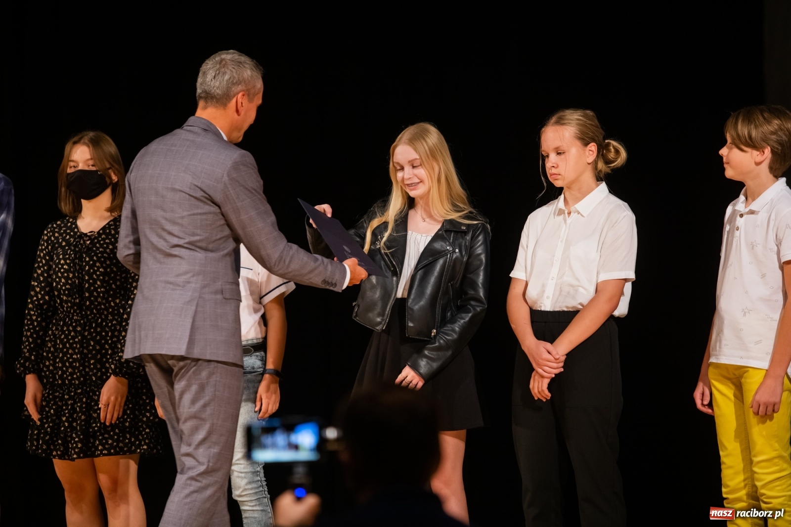 Zdjęcie w galerii na portalu naszraciborz.pl: Prymuski i prymusi raciborskich szkół z dyplomami od prezydenta [FOTO i WIDEO] wiadomości z regionu