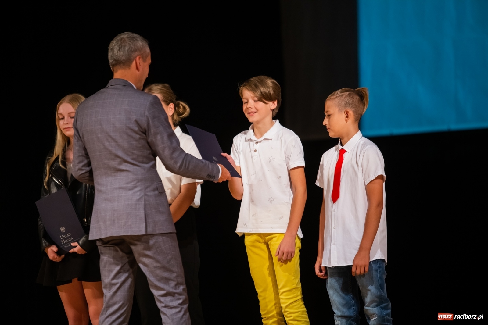 Zdjęcie w galerii na portalu naszraciborz.pl: Prymuski i prymusi raciborskich szkół z dyplomami od prezydenta [FOTO i WIDEO] wiadomości z regionu