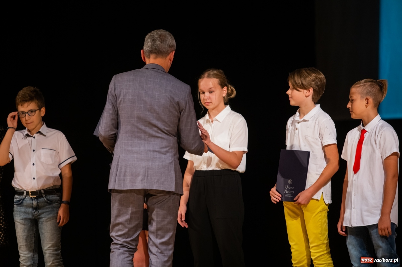 Zdjęcie w galerii na portalu naszraciborz.pl: Prymuski i prymusi raciborskich szkół z dyplomami od prezydenta [FOTO i WIDEO] wiadomości z regionu