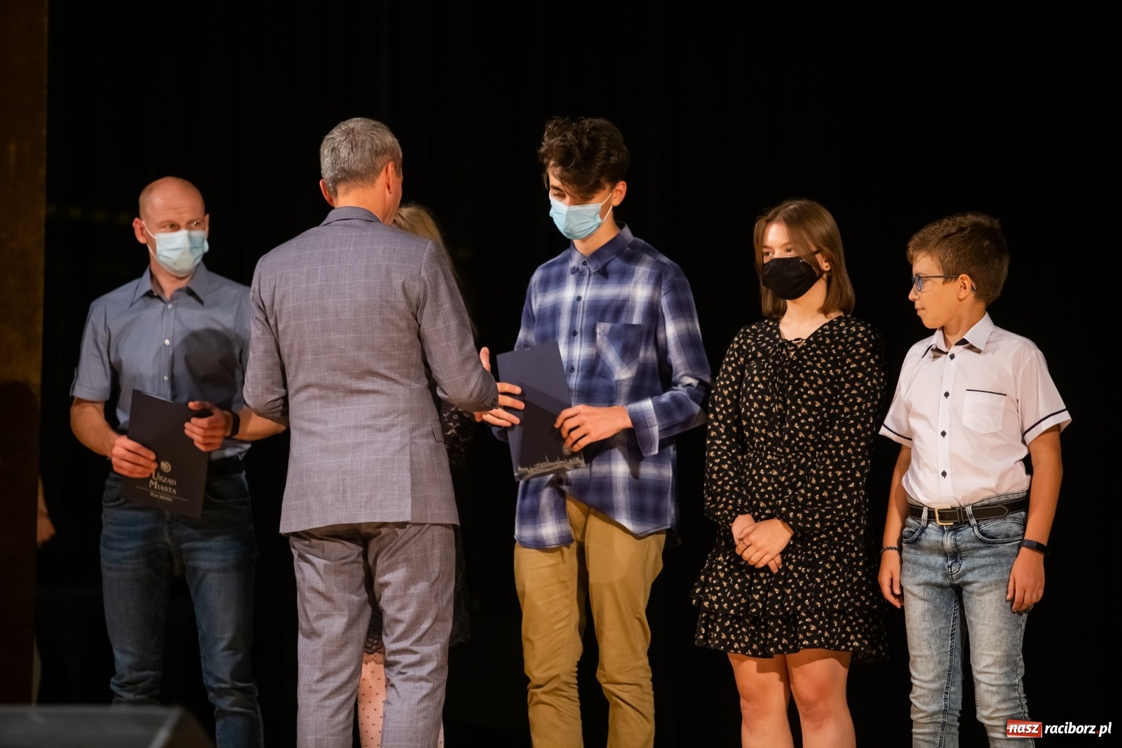 Zdjęcie w galerii na portalu naszraciborz.pl: Prymuski i prymusi raciborskich szkół z dyplomami od prezydenta [FOTO i WIDEO] wiadomości z regionu