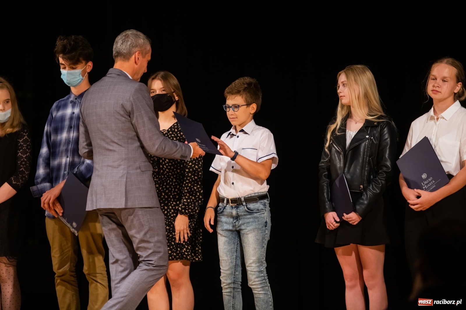 Zdjęcie w galerii na portalu naszraciborz.pl: Prymuski i prymusi raciborskich szkół z dyplomami od prezydenta [FOTO i WIDEO] wiadomości z regionu
