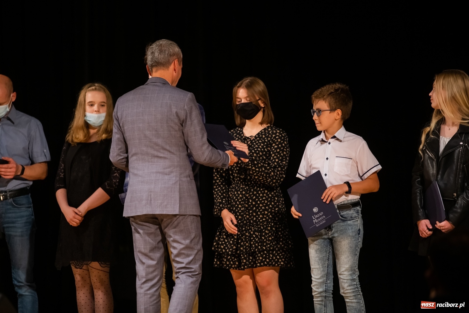 Zdjęcie w galerii na portalu naszraciborz.pl: Prymuski i prymusi raciborskich szkół z dyplomami od prezydenta [FOTO i WIDEO] wiadomości z regionu