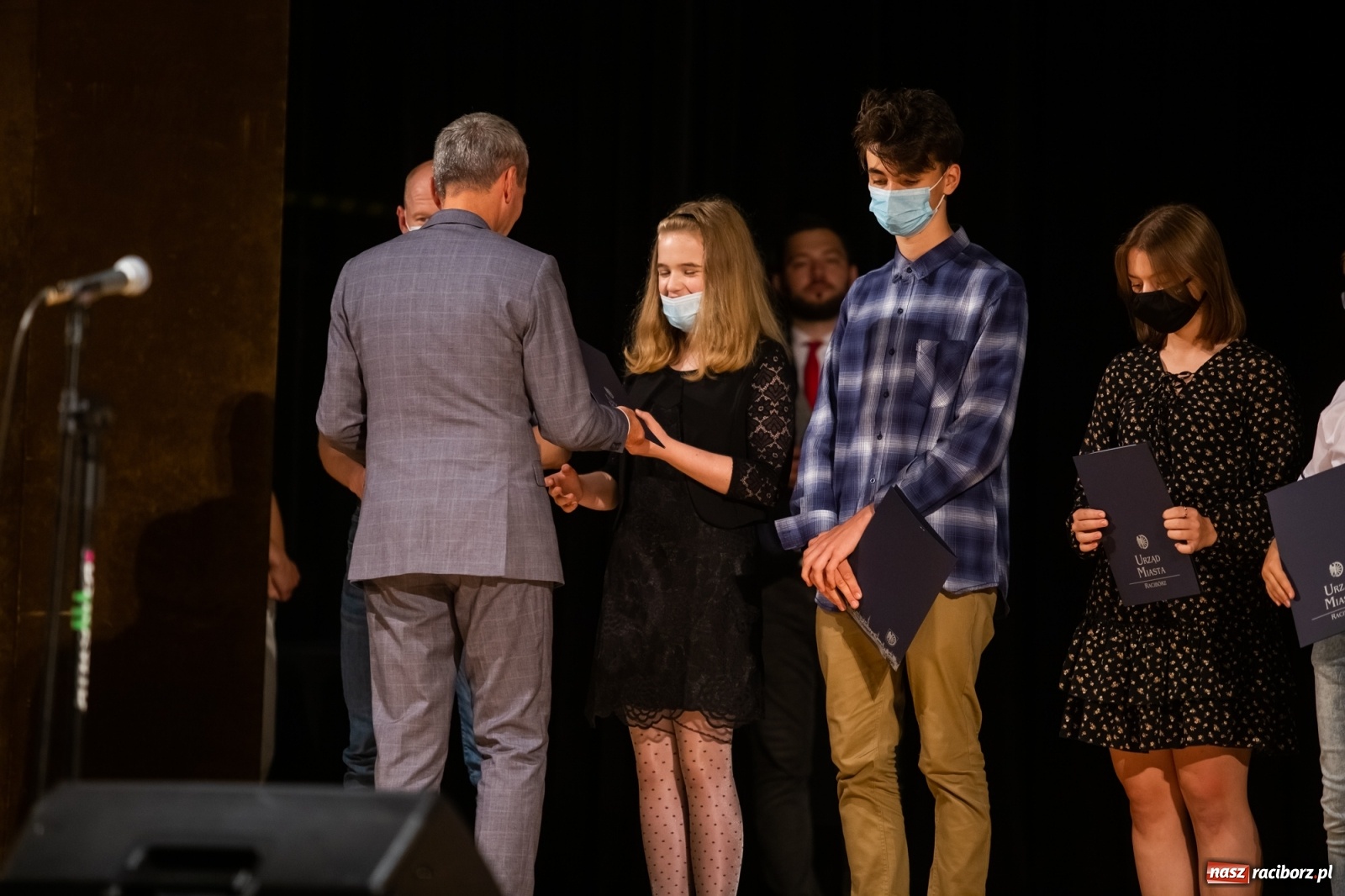 Zdjęcie w galerii na portalu naszraciborz.pl: Prymuski i prymusi raciborskich szkół z dyplomami od prezydenta [FOTO i WIDEO] wiadomości z regionu