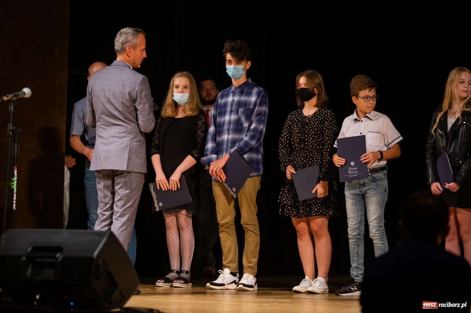 Zdjęcie w galerii na portalu naszraciborz.pl: Prymuski i prymusi raciborskich szkół z dyplomami od prezydenta [FOTO i WIDEO] wiadomości z regionu