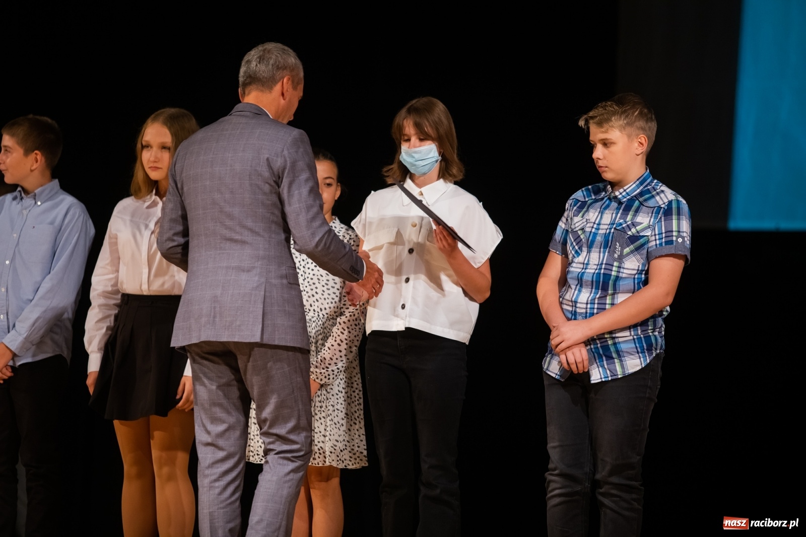 Zdjęcie w galerii na portalu naszraciborz.pl: Prymuski i prymusi raciborskich szkół z dyplomami od prezydenta [FOTO i WIDEO] wiadomości z regionu