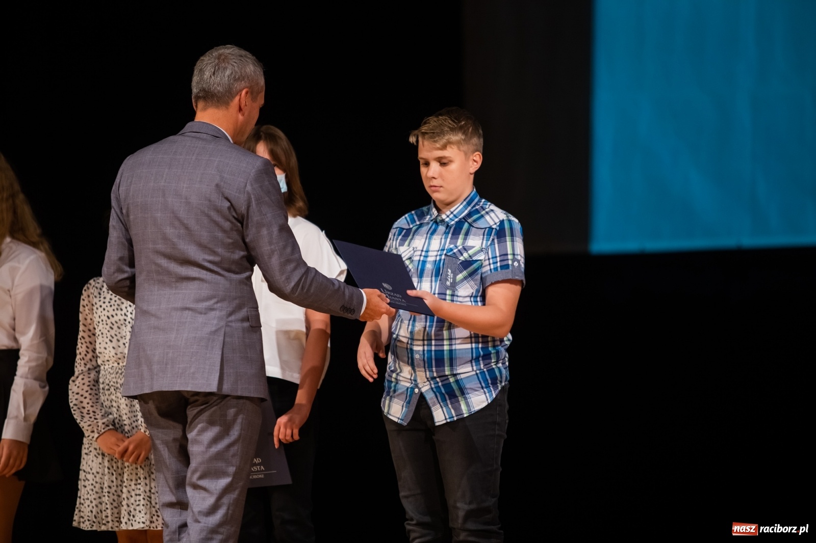 Zdjęcie w galerii na portalu naszraciborz.pl: Prymuski i prymusi raciborskich szkół z dyplomami od prezydenta [FOTO i WIDEO] wiadomości z regionu