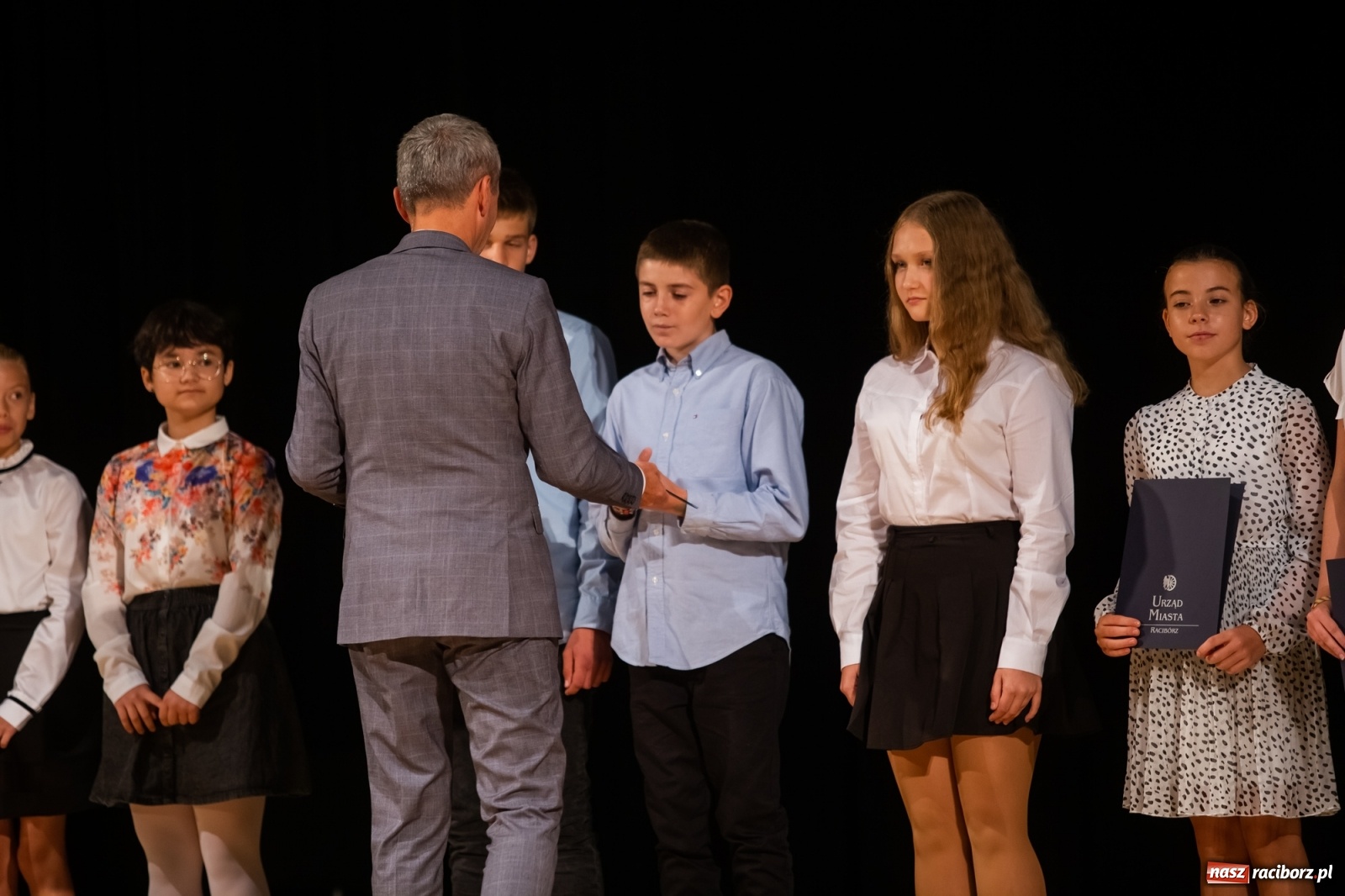 Zdjęcie w galerii na portalu naszraciborz.pl: Prymuski i prymusi raciborskich szkół z dyplomami od prezydenta [FOTO i WIDEO] wiadomości z regionu