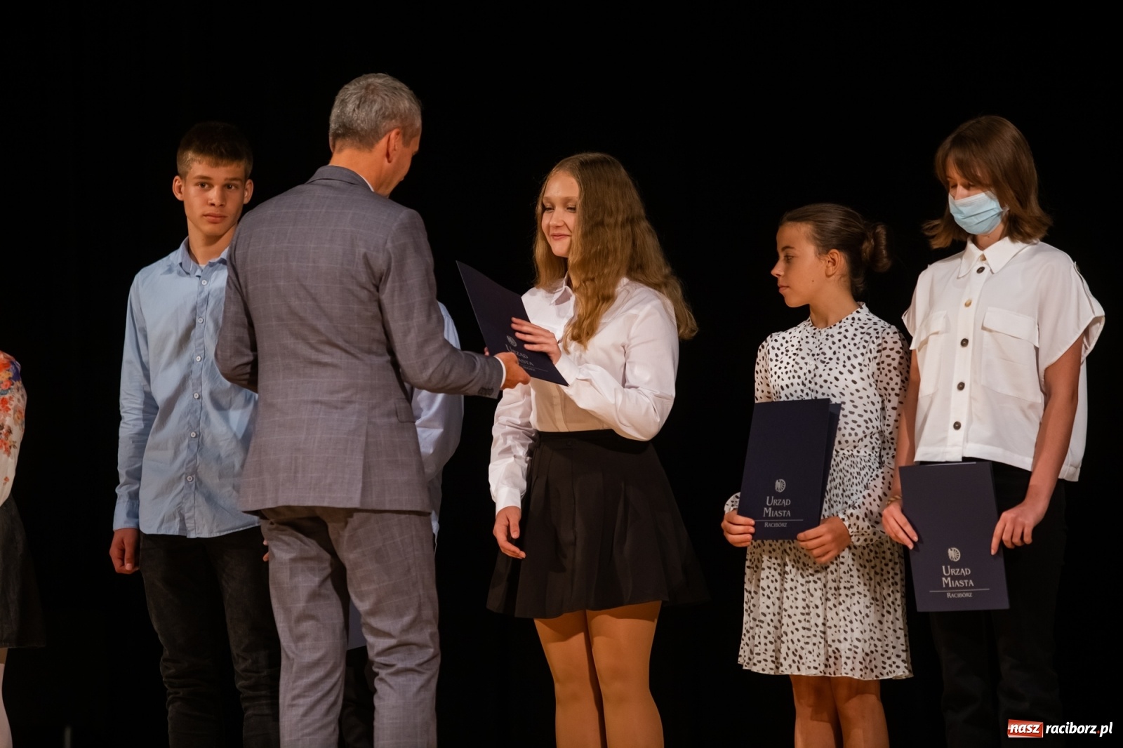 Zdjęcie w galerii na portalu naszraciborz.pl: Prymuski i prymusi raciborskich szkół z dyplomami od prezydenta [FOTO i WIDEO] wiadomości z regionu