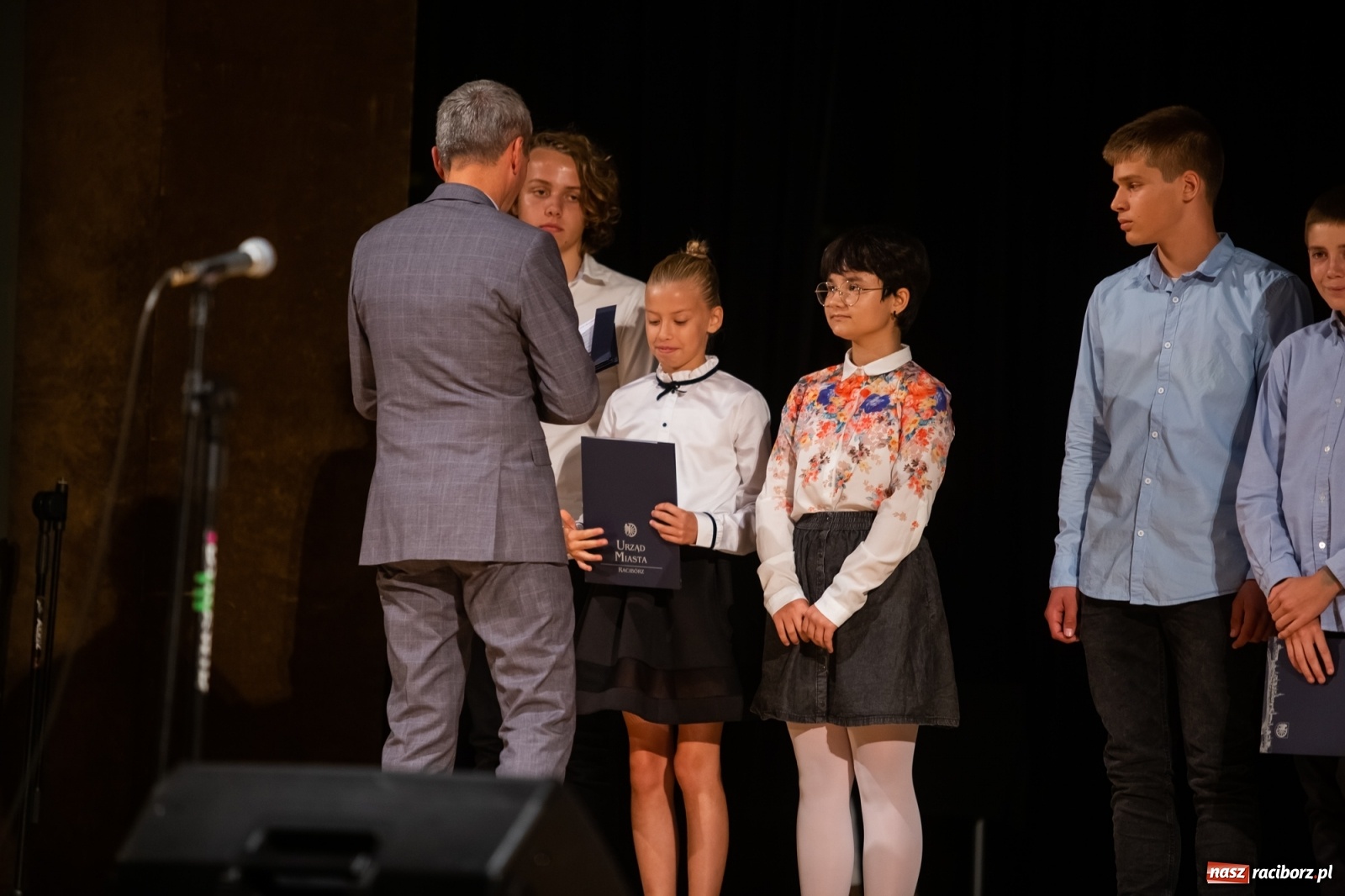 Zdjęcie w galerii na portalu naszraciborz.pl: Prymuski i prymusi raciborskich szkół z dyplomami od prezydenta [FOTO i WIDEO] wiadomości z regionu