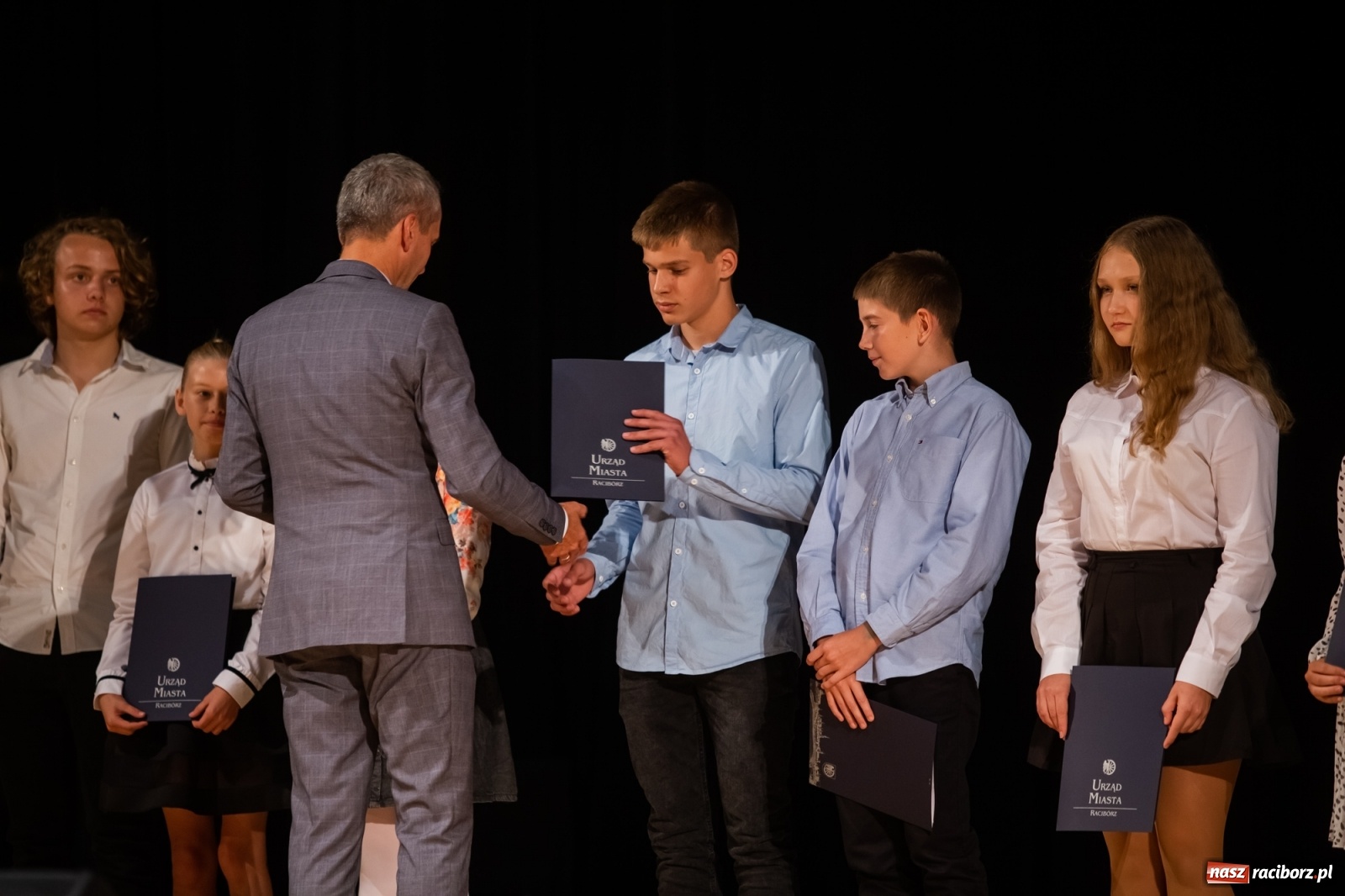 Zdjęcie w galerii na portalu naszraciborz.pl: Prymuski i prymusi raciborskich szkół z dyplomami od prezydenta [FOTO i WIDEO] wiadomości z regionu