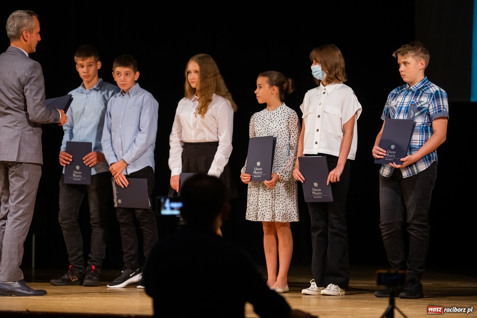 Zdjęcie w galerii na portalu naszraciborz.pl: Prymuski i prymusi raciborskich szkół z dyplomami od prezydenta [FOTO i WIDEO] wiadomości z regionu