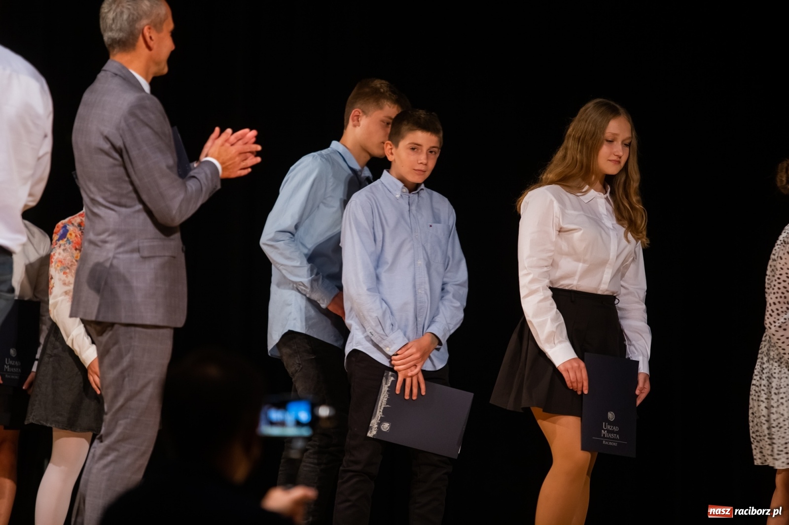 Zdjęcie w galerii na portalu naszraciborz.pl: Prymuski i prymusi raciborskich szkół z dyplomami od prezydenta [FOTO i WIDEO] wiadomości z regionu