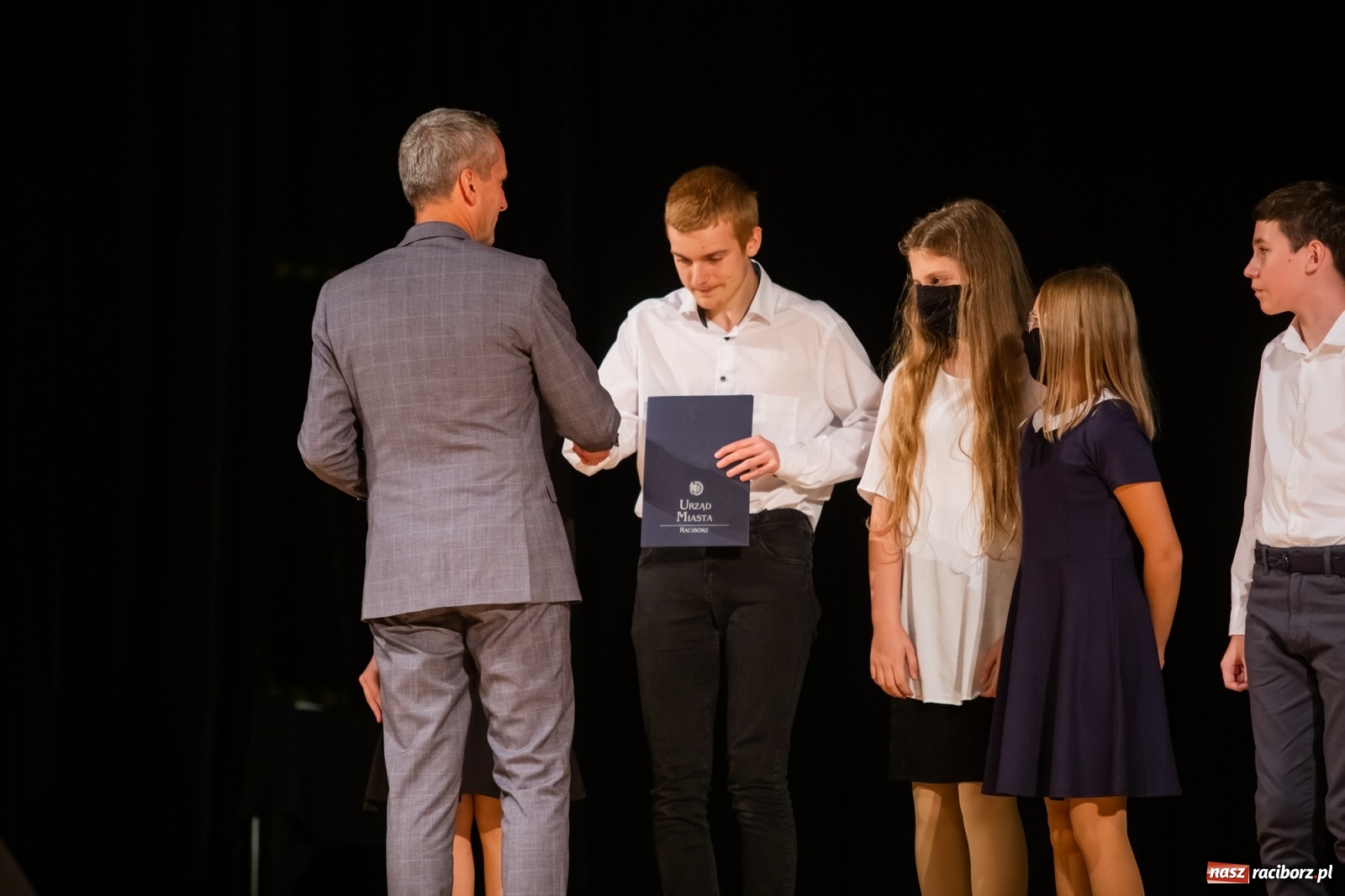 Zdjęcie w galerii na portalu naszraciborz.pl: Prymuski i prymusi raciborskich szkół z dyplomami od prezydenta [FOTO i WIDEO] wiadomości z regionu