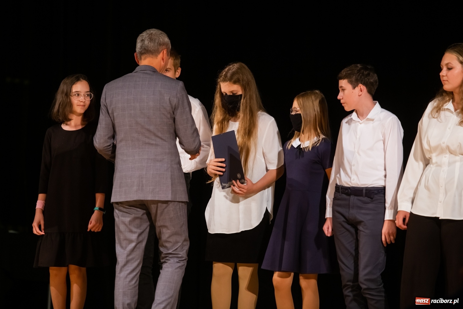 Zdjęcie w galerii na portalu naszraciborz.pl: Prymuski i prymusi raciborskich szkół z dyplomami od prezydenta [FOTO i WIDEO] wiadomości z regionu