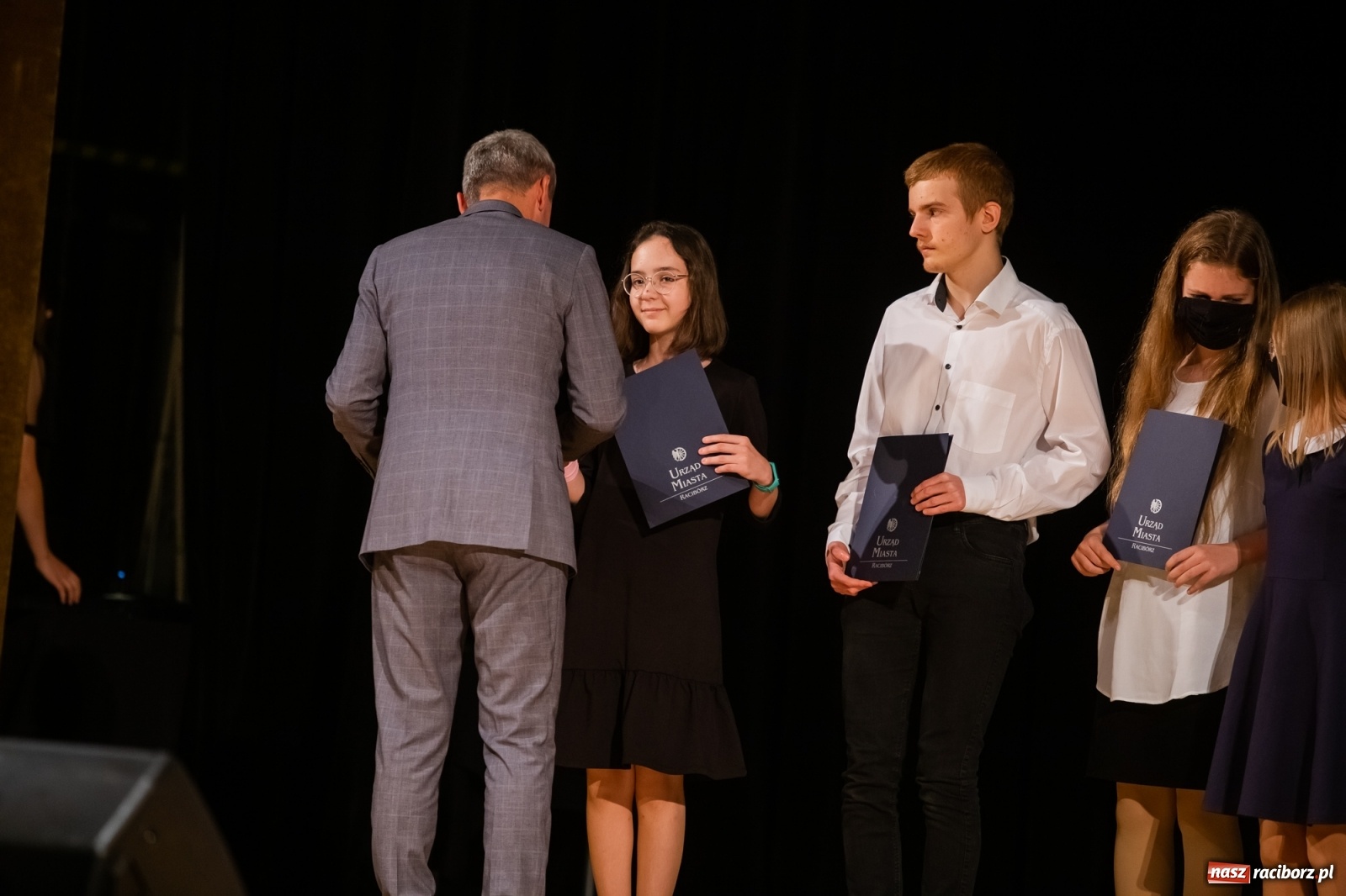 Zdjęcie w galerii na portalu naszraciborz.pl: Prymuski i prymusi raciborskich szkół z dyplomami od prezydenta [FOTO i WIDEO] wiadomości z regionu