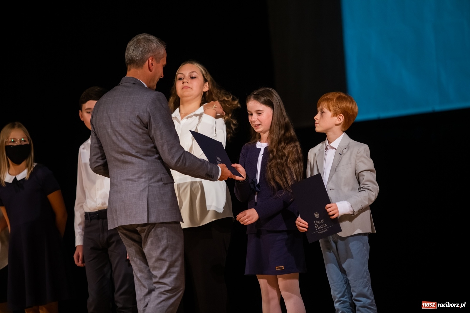 Zdjęcie w galerii na portalu naszraciborz.pl: Prymuski i prymusi raciborskich szkół z dyplomami od prezydenta [FOTO i WIDEO] wiadomości z regionu