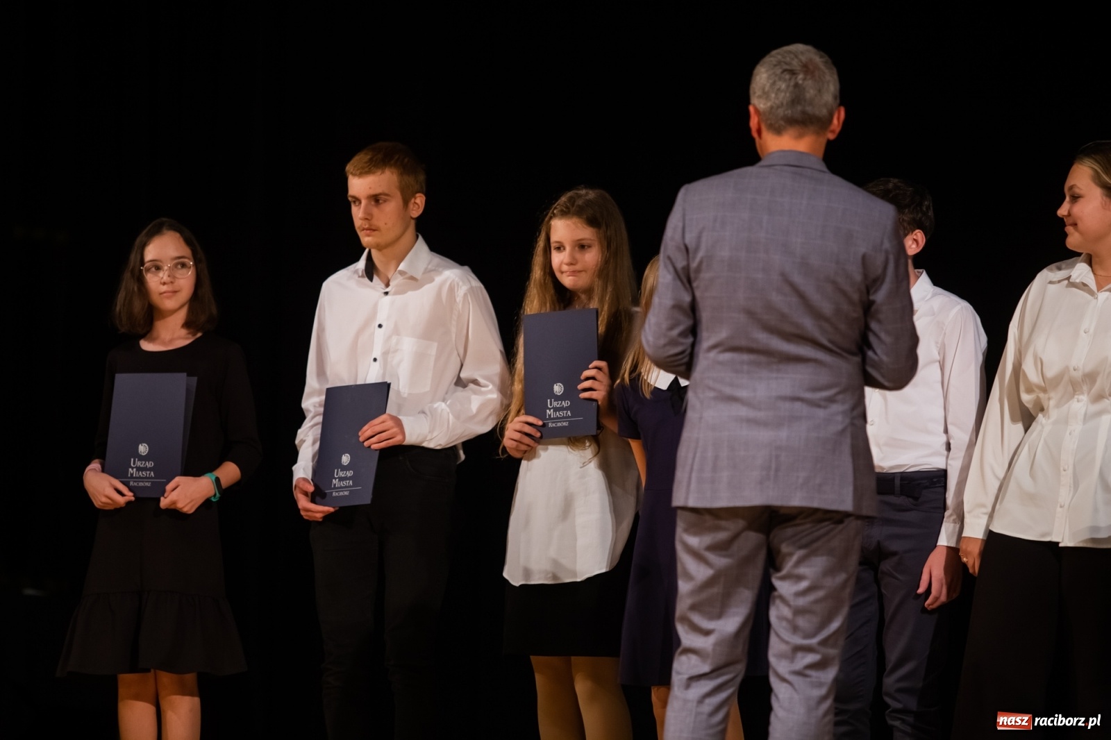 Zdjęcie w galerii na portalu naszraciborz.pl: Prymuski i prymusi raciborskich szkół z dyplomami od prezydenta [FOTO i WIDEO] wiadomości z regionu
