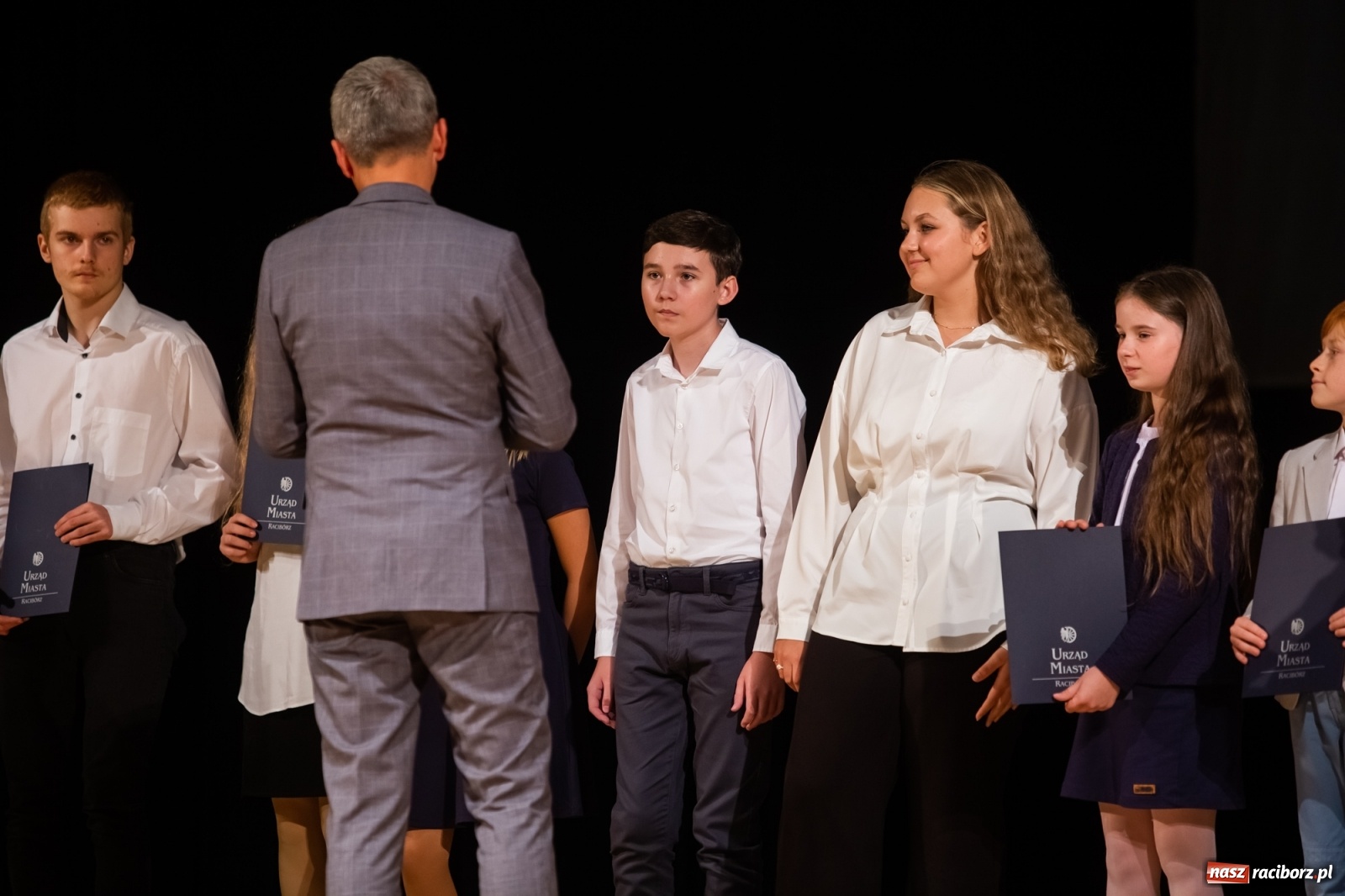 Zdjęcie w galerii na portalu naszraciborz.pl: Prymuski i prymusi raciborskich szkół z dyplomami od prezydenta [FOTO i WIDEO] wiadomości z regionu