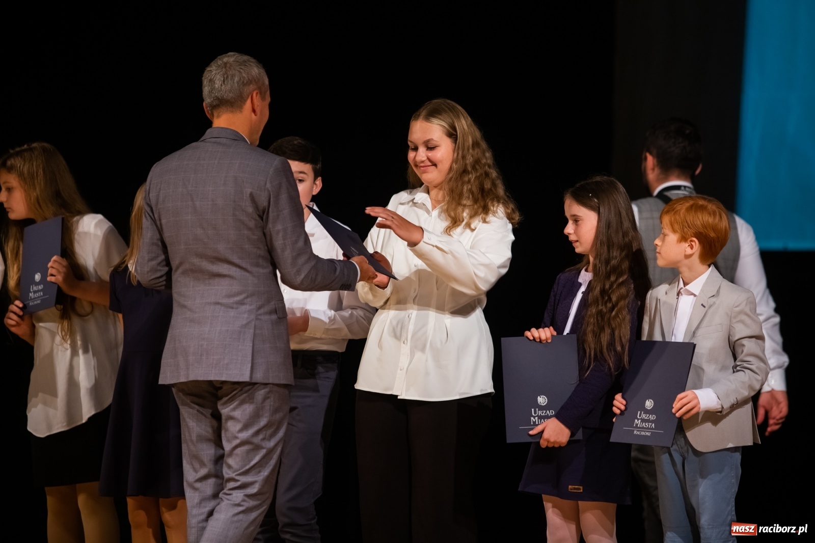 Zdjęcie w galerii na portalu naszraciborz.pl: Prymuski i prymusi raciborskich szkół z dyplomami od prezydenta [FOTO i WIDEO] wiadomości z regionu