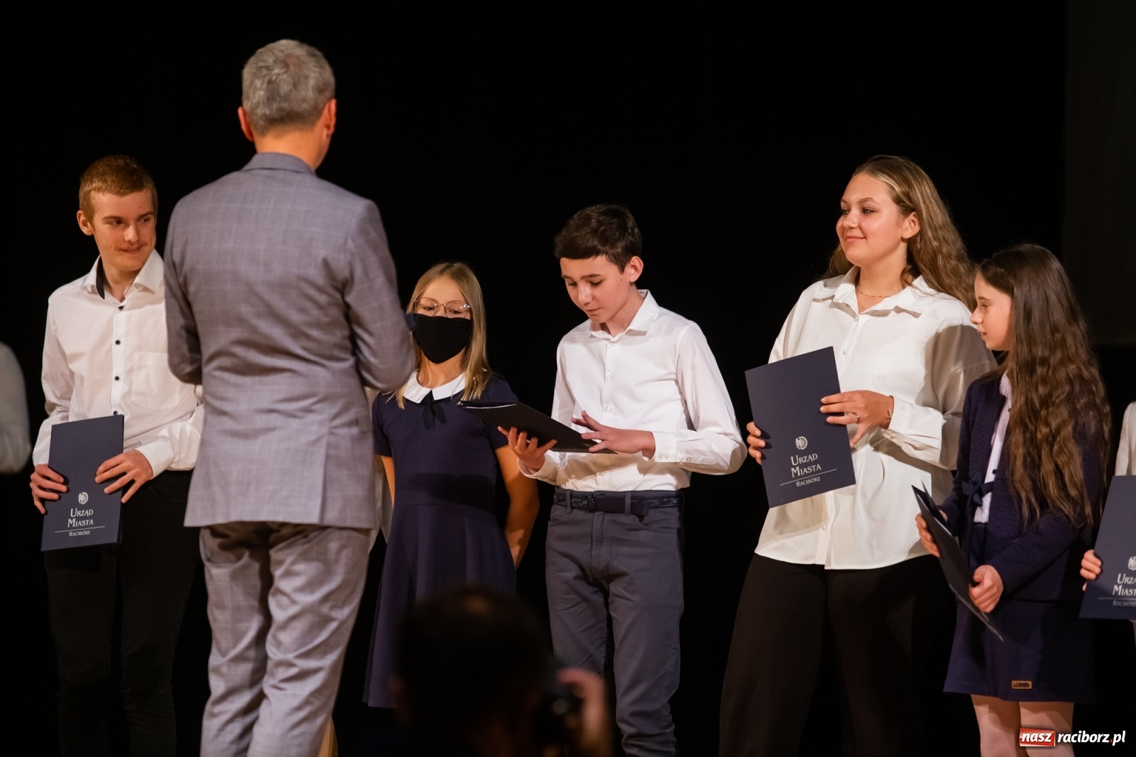 Zdjęcie w galerii na portalu naszraciborz.pl: Prymuski i prymusi raciborskich szkół z dyplomami od prezydenta [FOTO i WIDEO] wiadomości z regionu