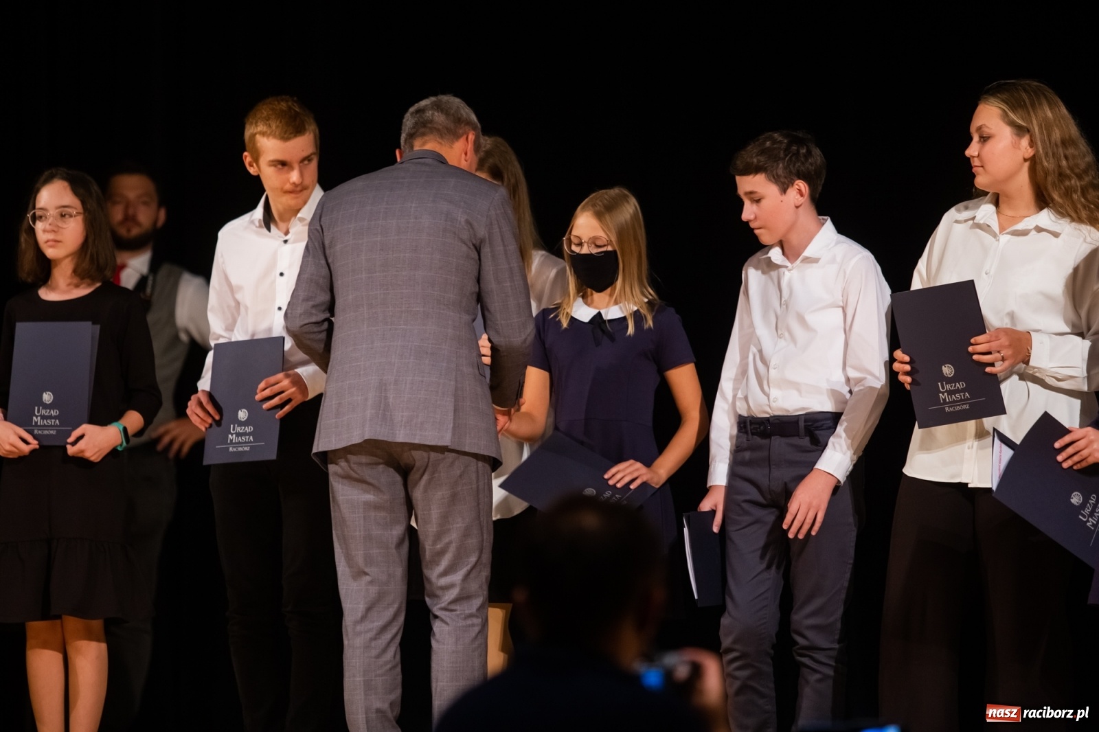 Zdjęcie w galerii na portalu naszraciborz.pl: Prymuski i prymusi raciborskich szkół z dyplomami od prezydenta [FOTO i WIDEO] wiadomości z regionu